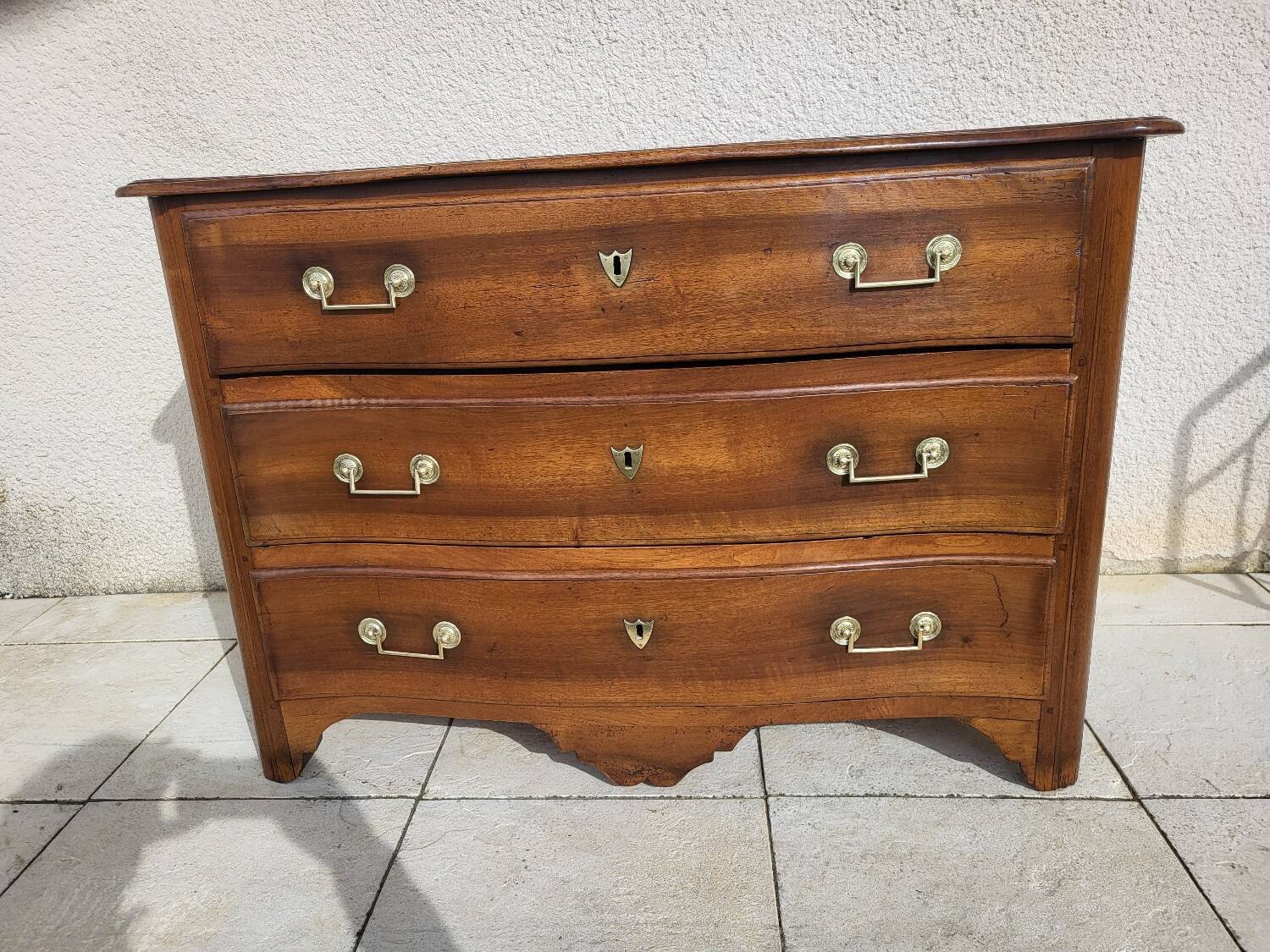 Walnut chest of drawers