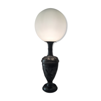 Lampe métal atypique style medieval globe opaline