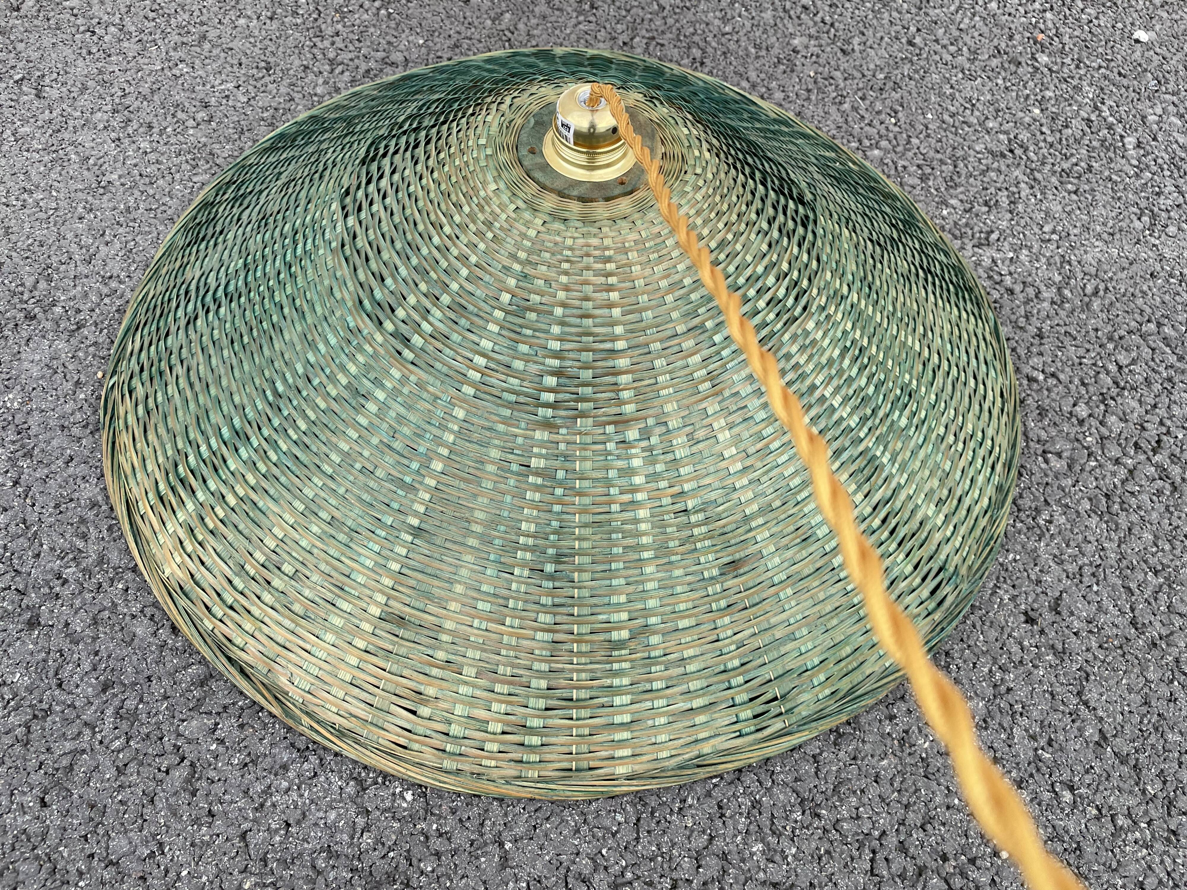 Suspension in green braided rattan