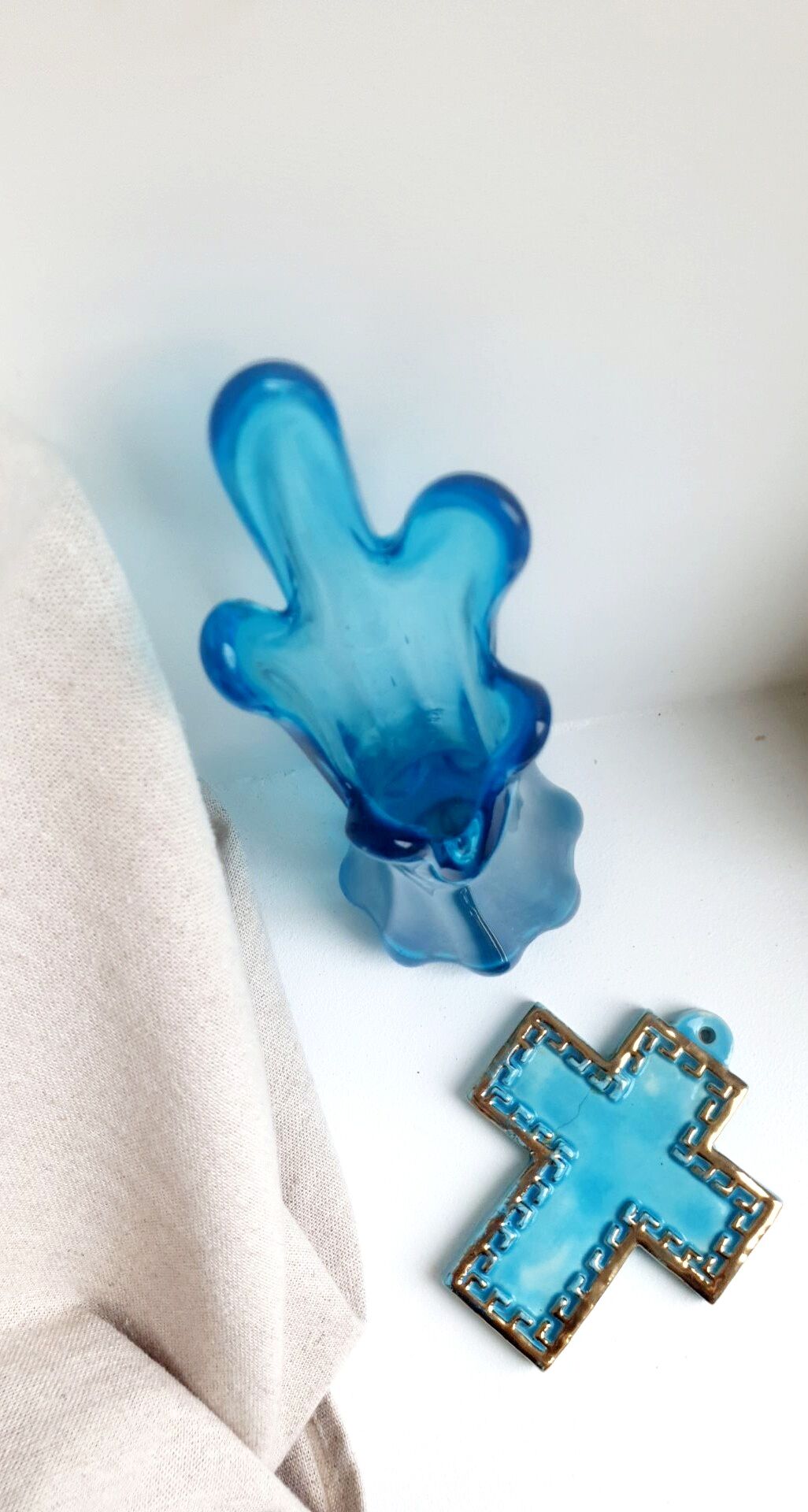 Corolla vase in blue glass