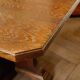Table rustique en chêne avec piètement central