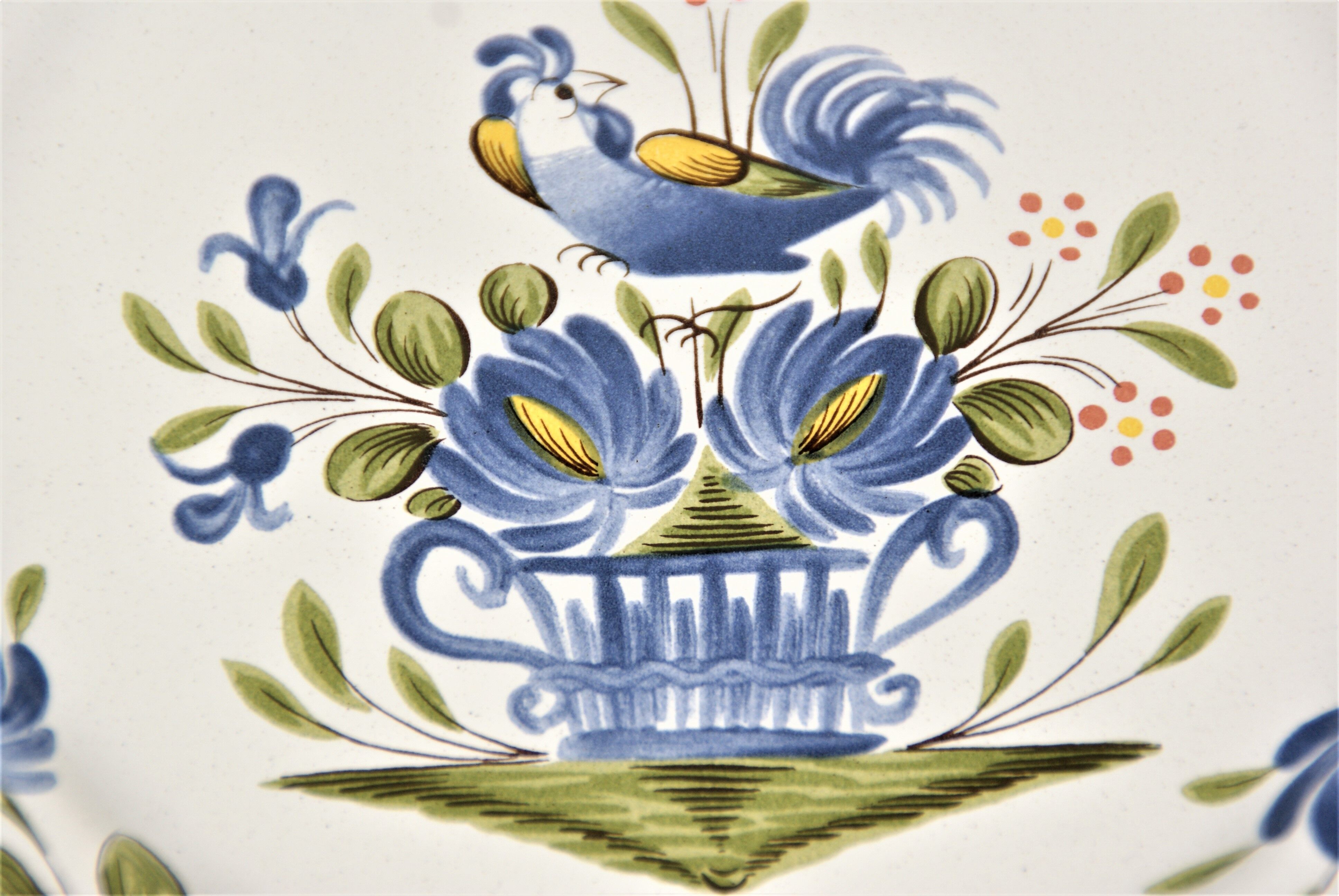 Plate decorated with a rooster earthenware from Lunéville