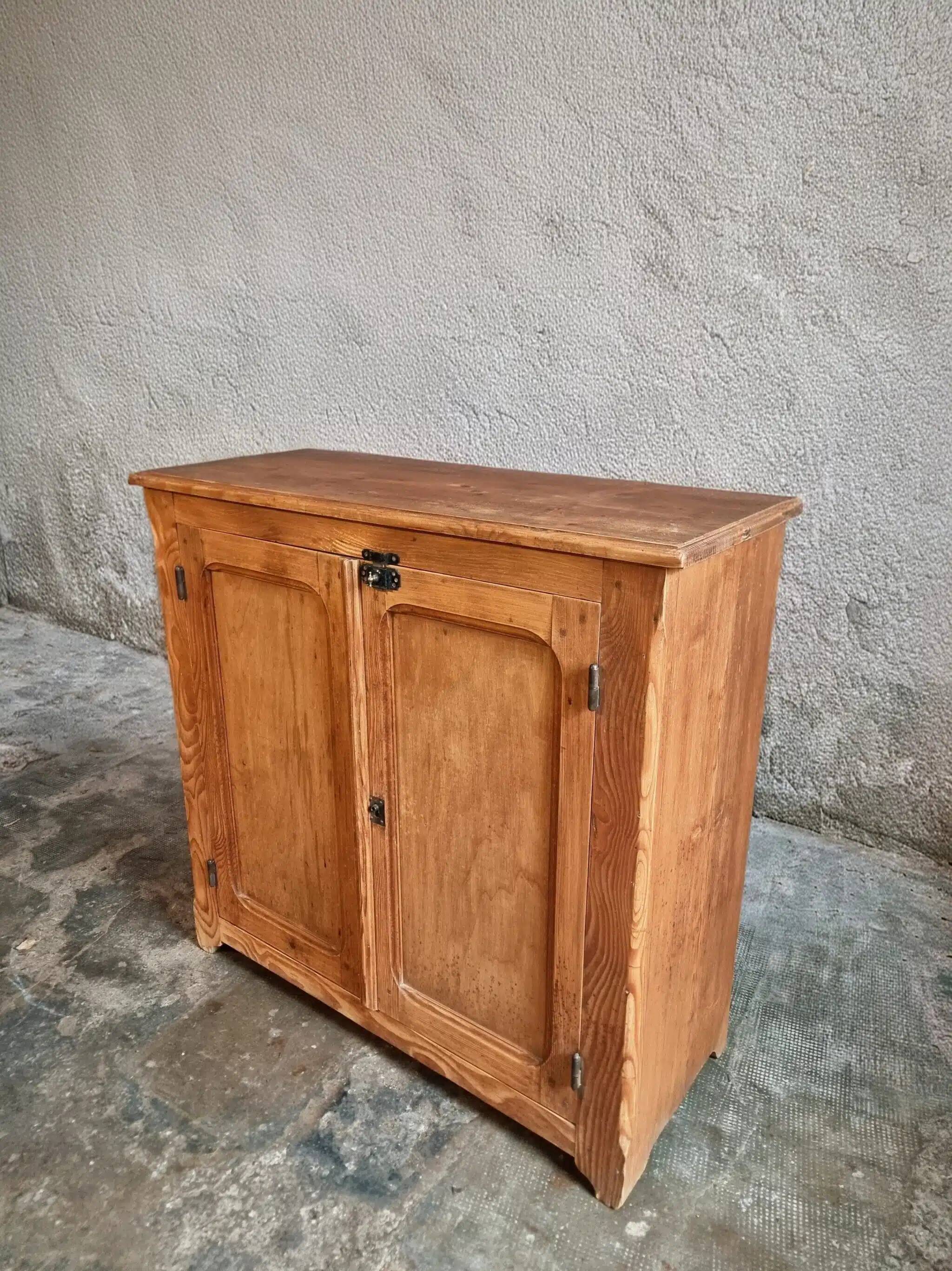 Buffet ancien français en pin, début du XXe siècle