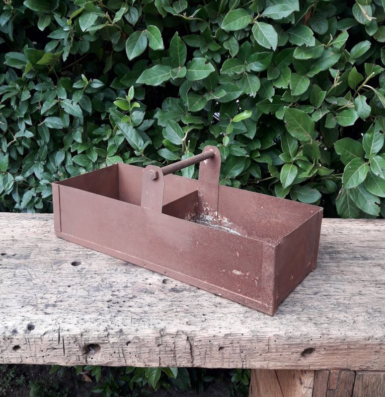 Metal crate with 2 compartments