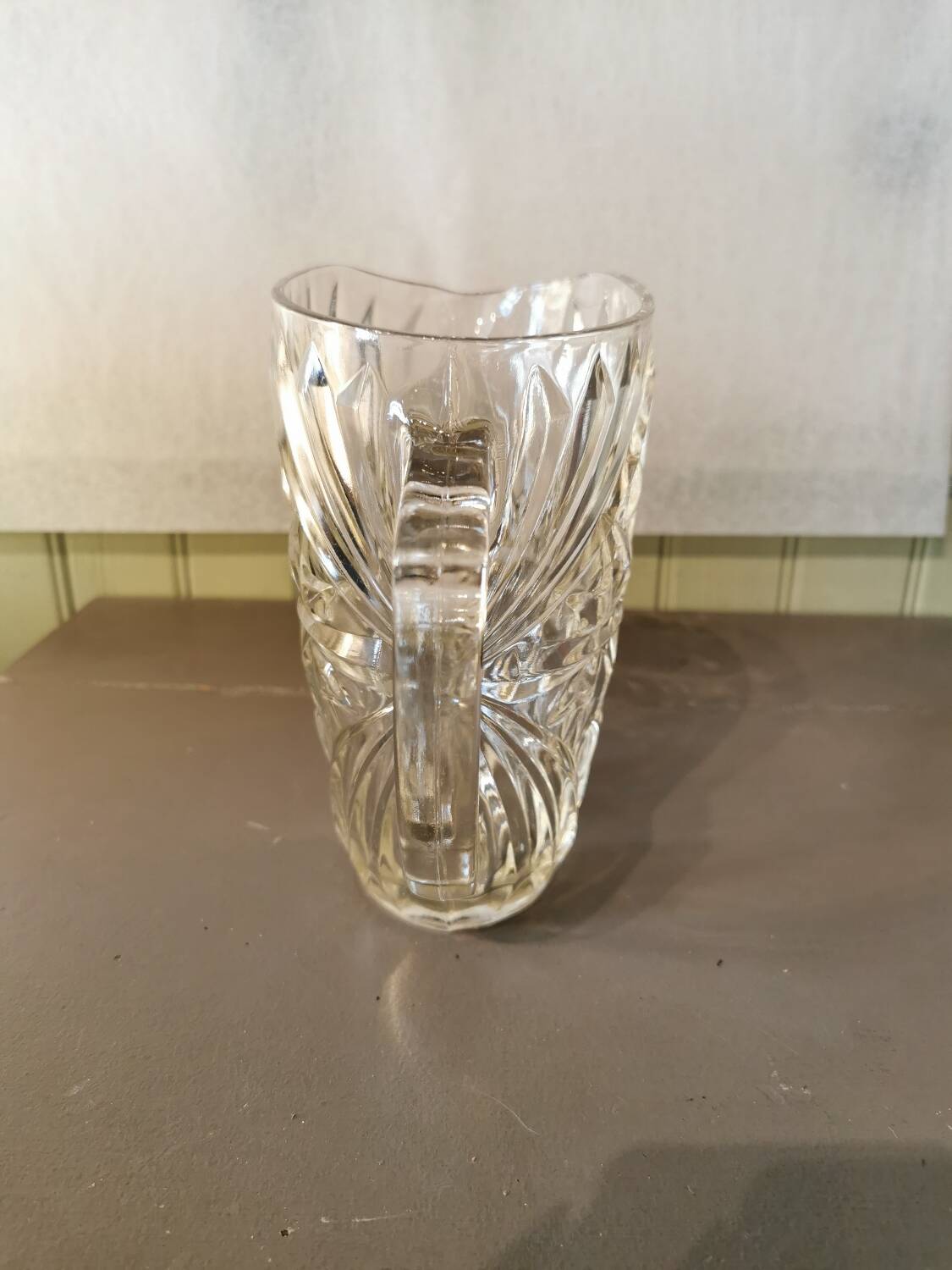 Pichet vintage en verre moulé