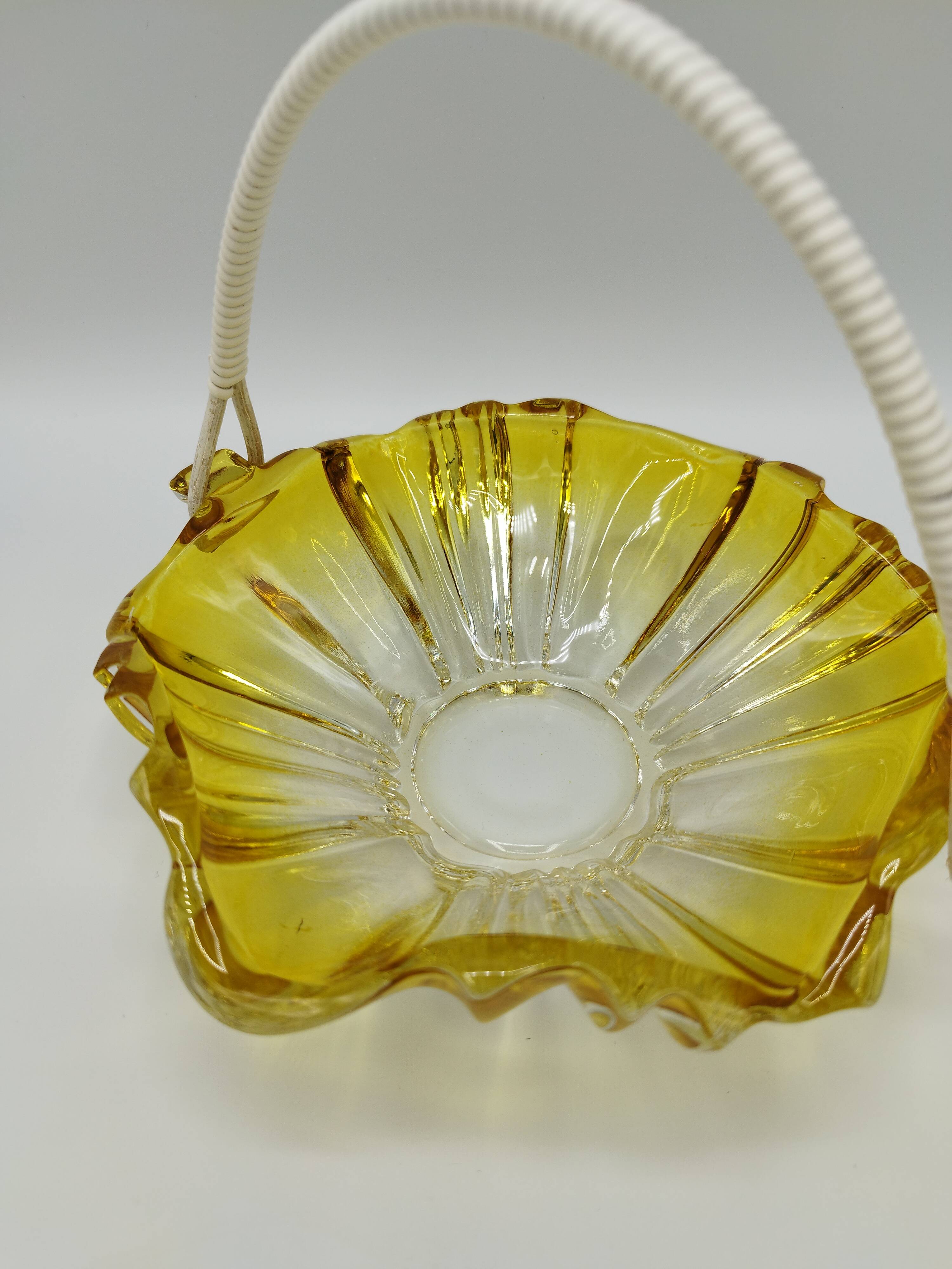 Vintage amber glass pocket basket with scoubidou handle – 1960s