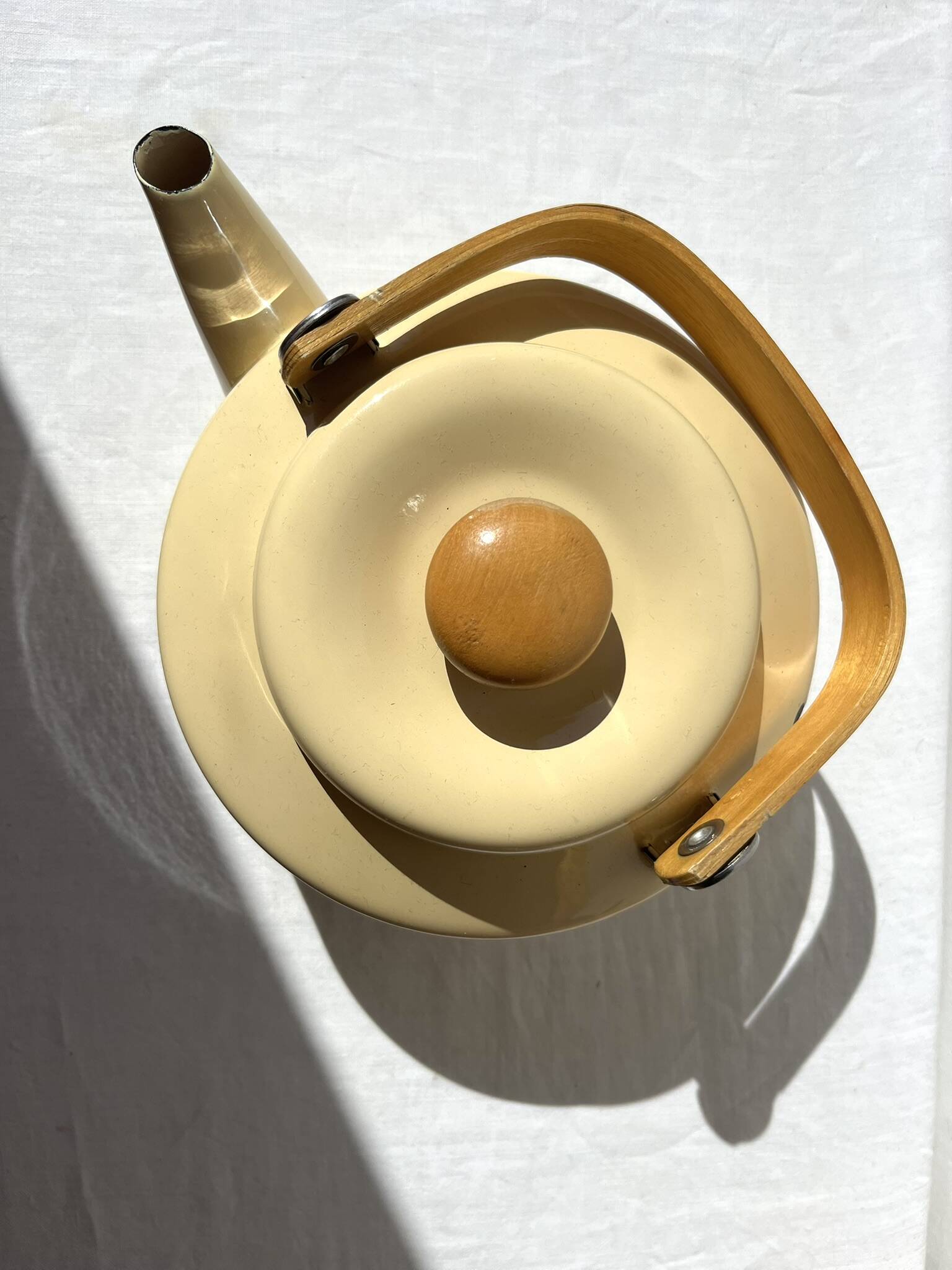 Vintage enamelled metal kettle in beige, Copco style.