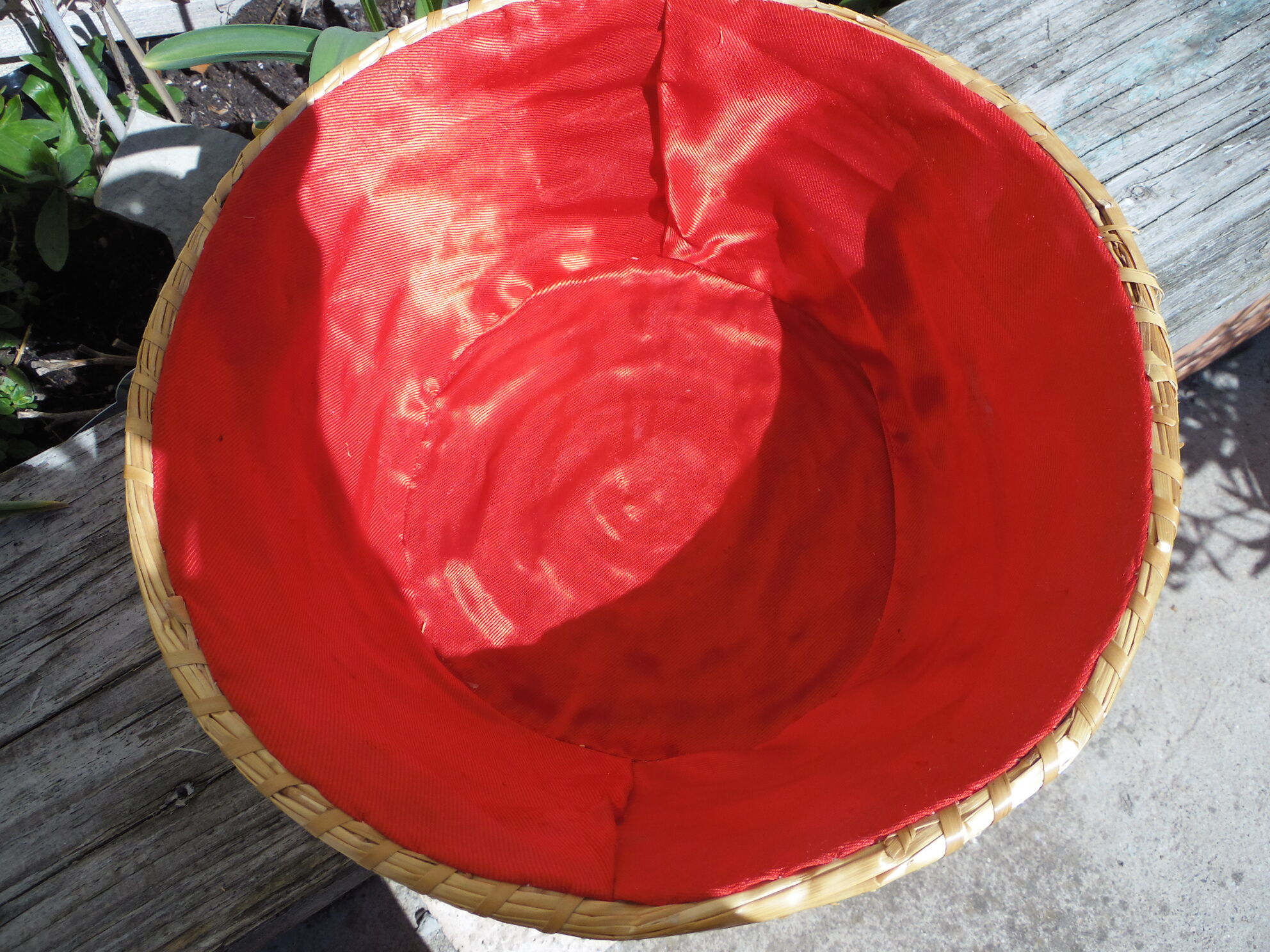 Trash in straw, inside Red satin, vintage 70's