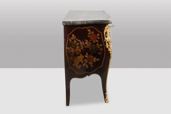 Commode sauteuse en laque avec son marbre. Années 1950.