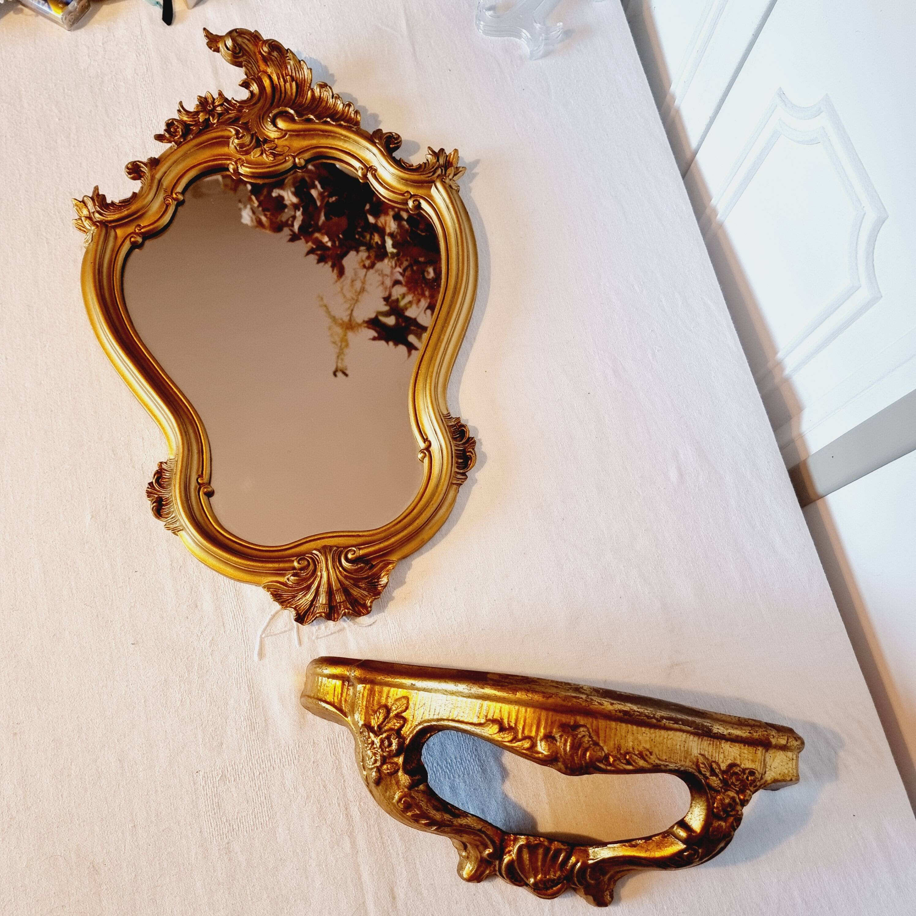 Miroir mural et console dorés de style baroque