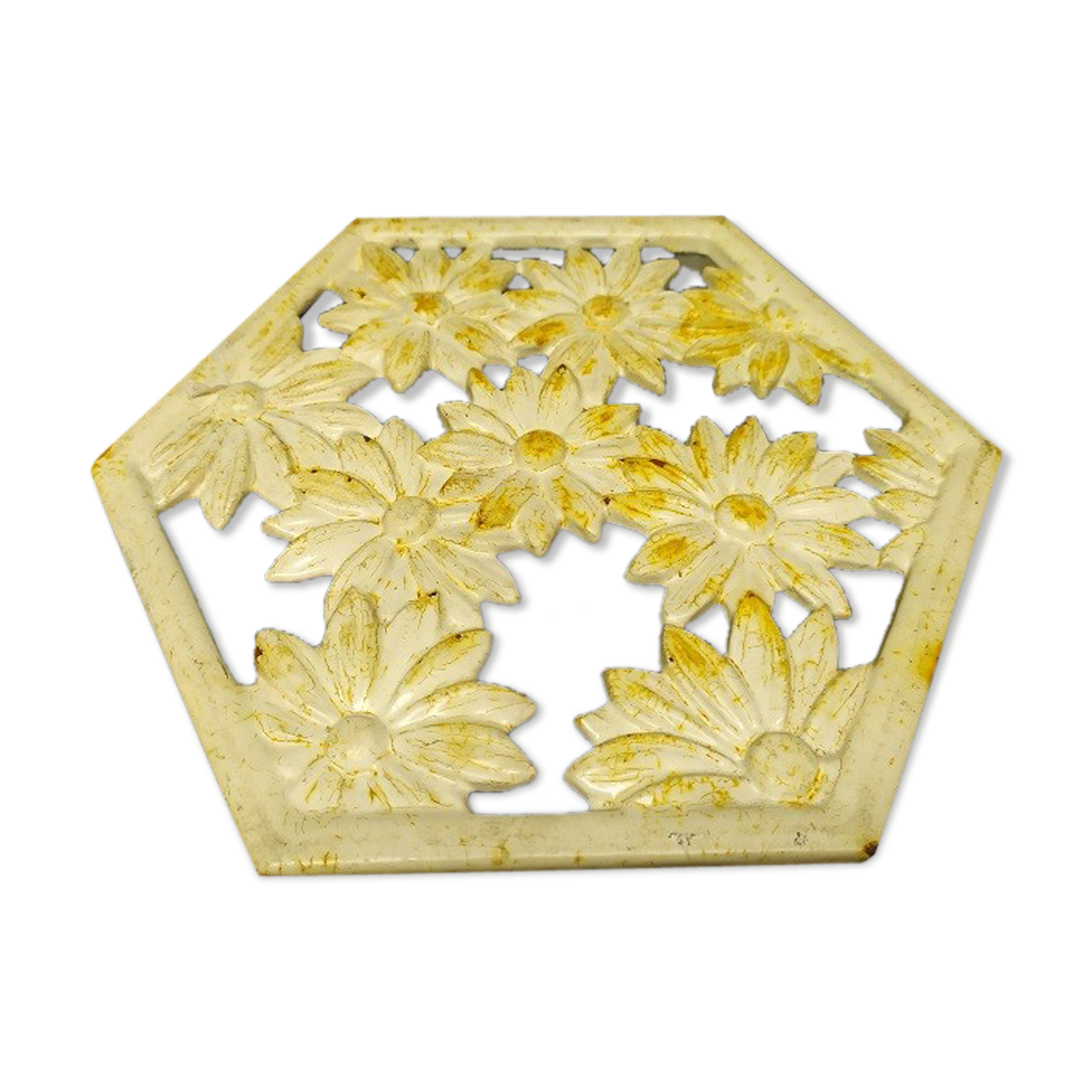 Flat-bottomed white flowers metal patina vintage old