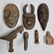 Collection de masques passeports et sculptures en bois et terre cuite, 7 pièces, 5 à 18 cm