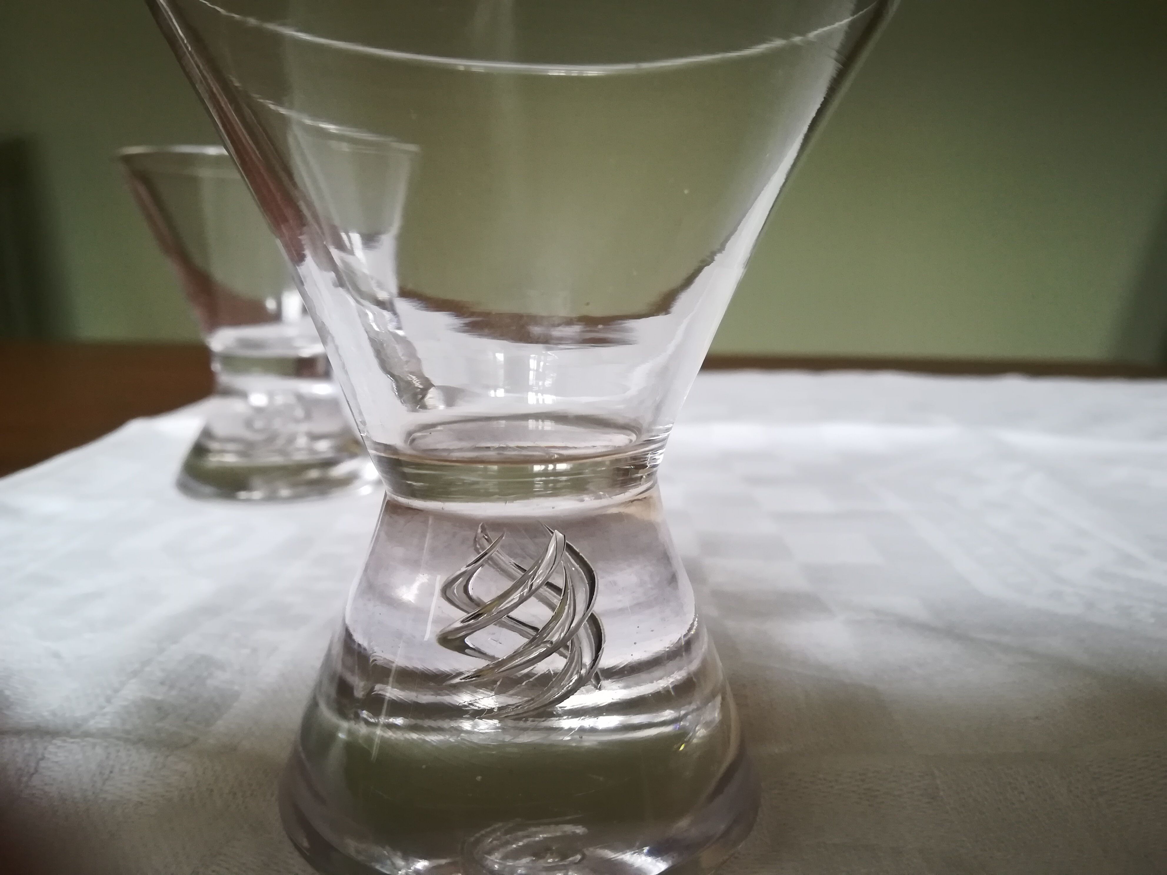 Set of two crystal glasses (digestive aperitif vodka) engraved under foot made in tudor sulphure