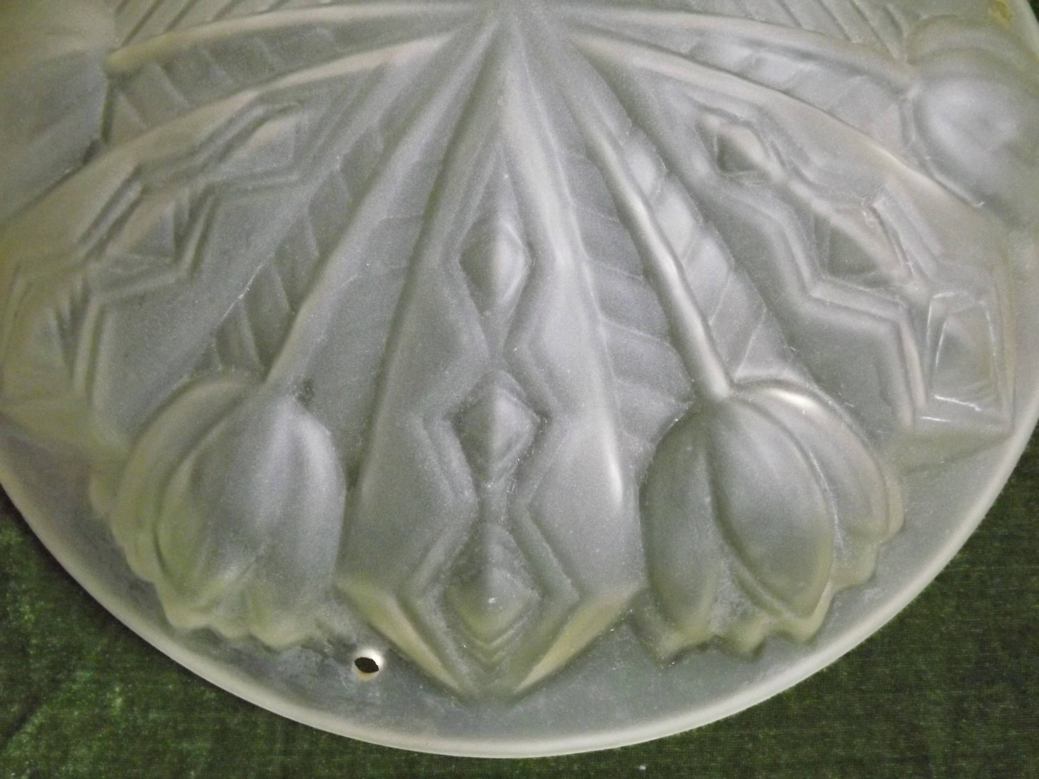French Art Deco White Pâte de Verre Platform with Abstract Tulip Design 5145