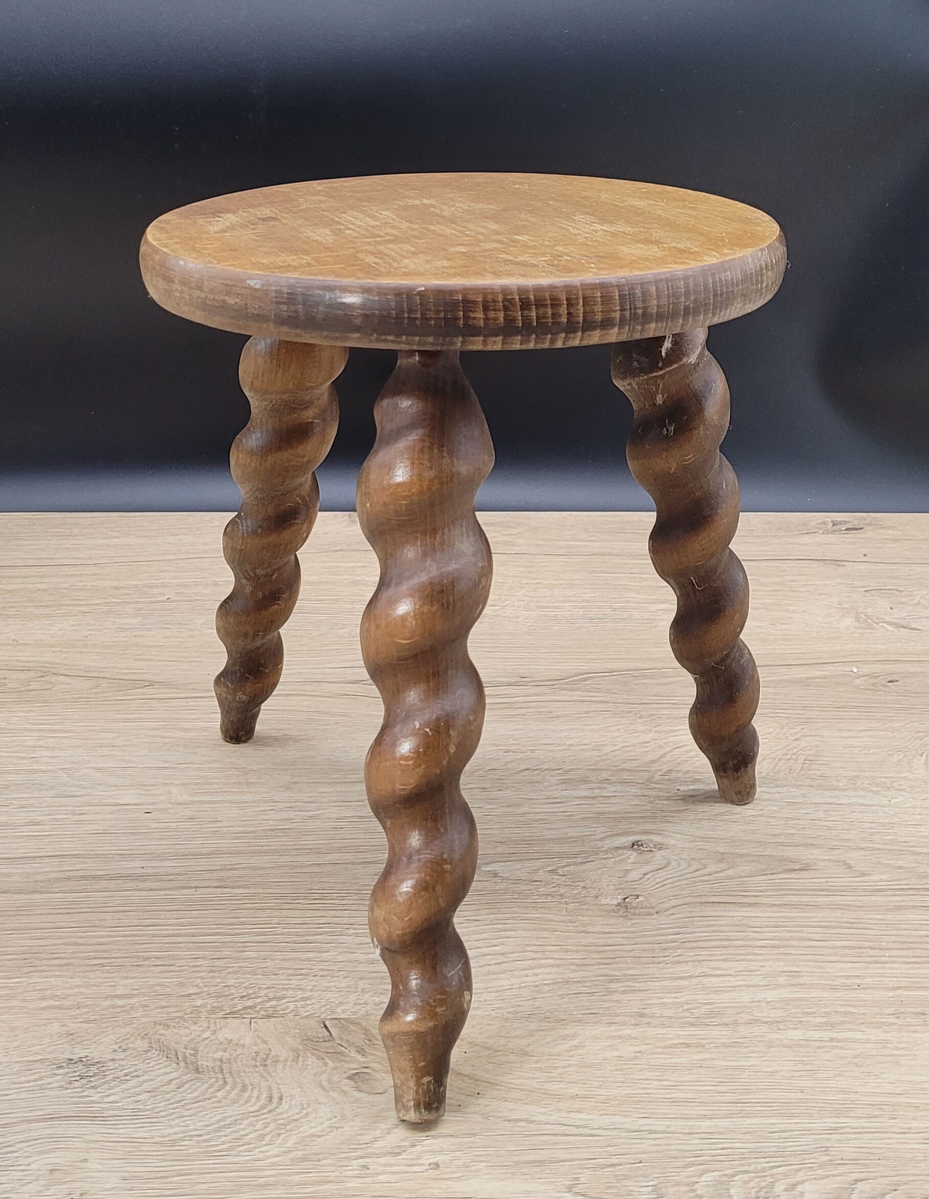 Tripod stool twisted feet