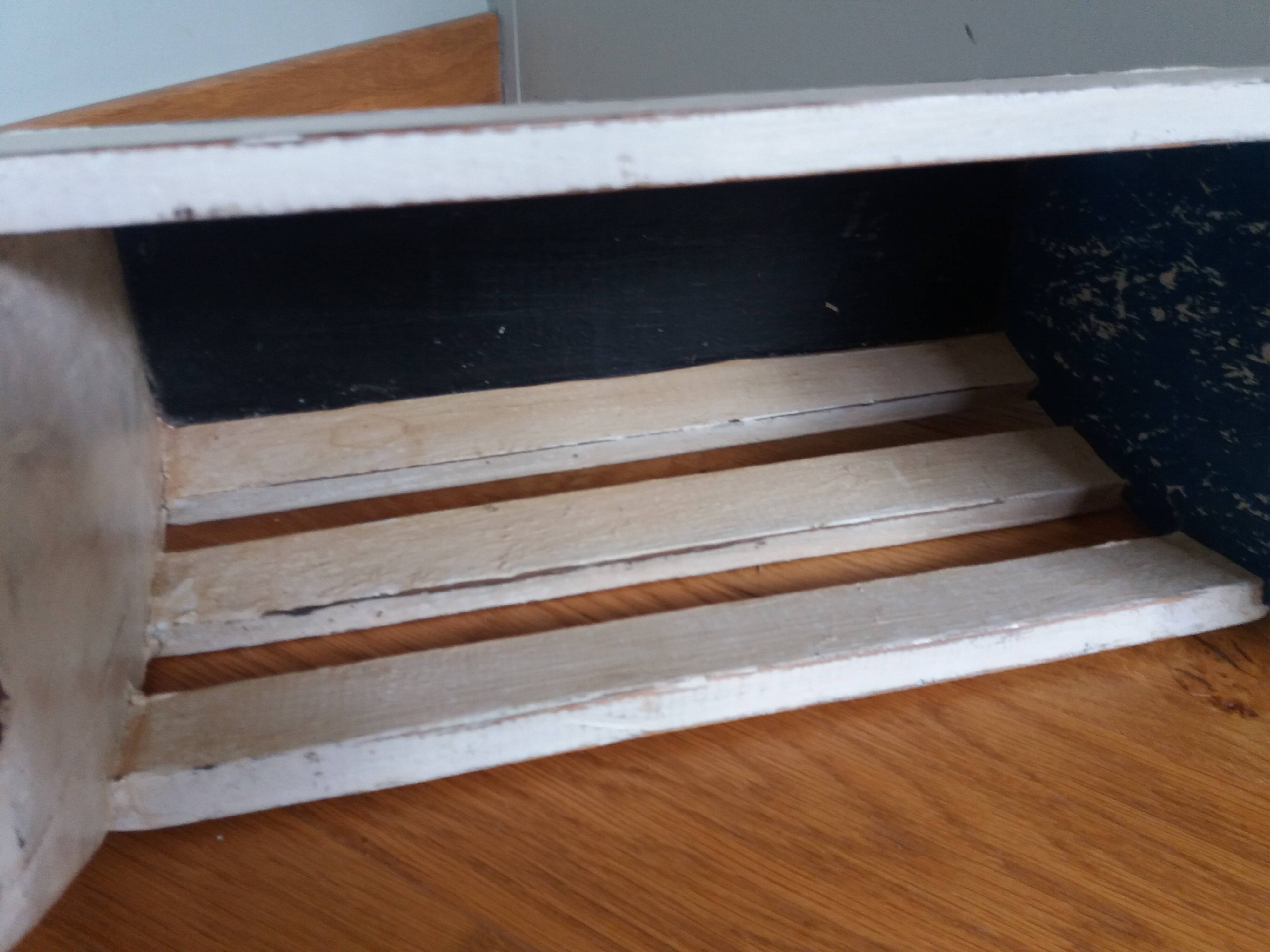 Holder of magazines hen rooster