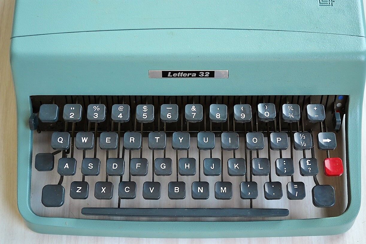 Typewriter portable olivetti lettera 32
