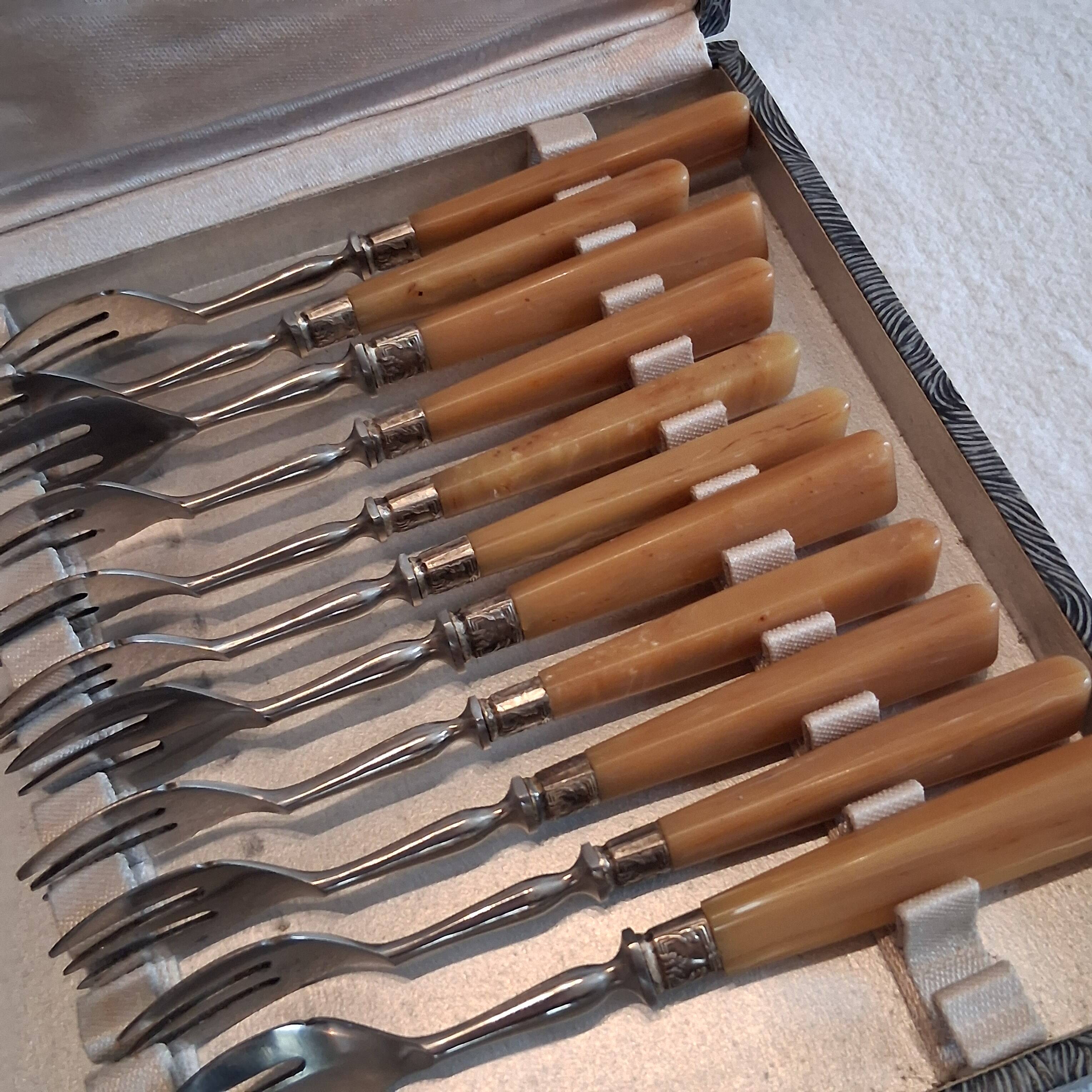 Box of 12 dessert forks in very good condition.