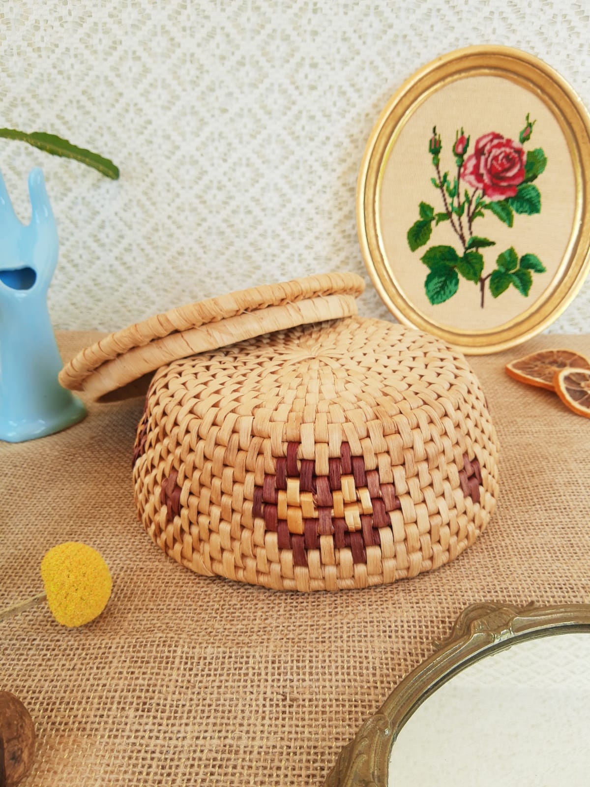 Round raffia box - vintage