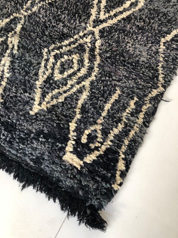 Tapis berbère marocain Beni Ouarain gris chiné à motifs écrus 2,43x1,48m