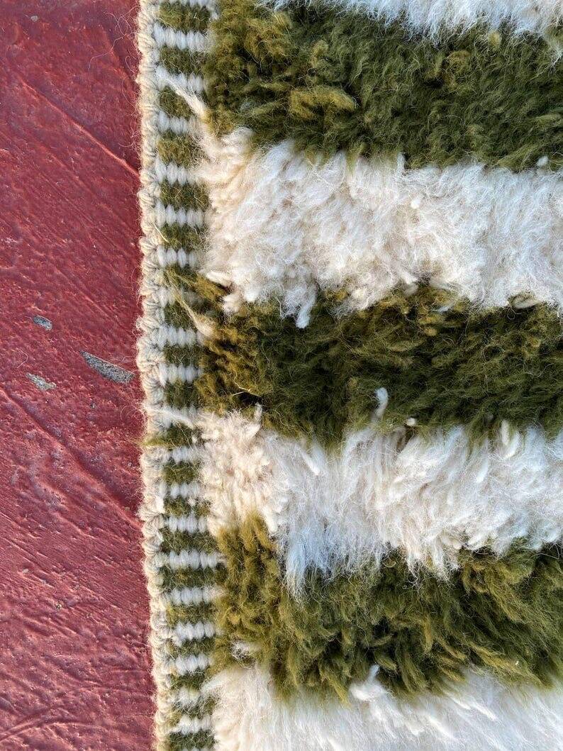 Tapis en laine pure marocaine vert et blanc taille 140 x 260 cm