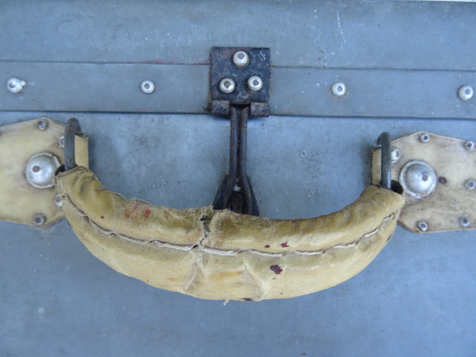 Zinc-covered trunk