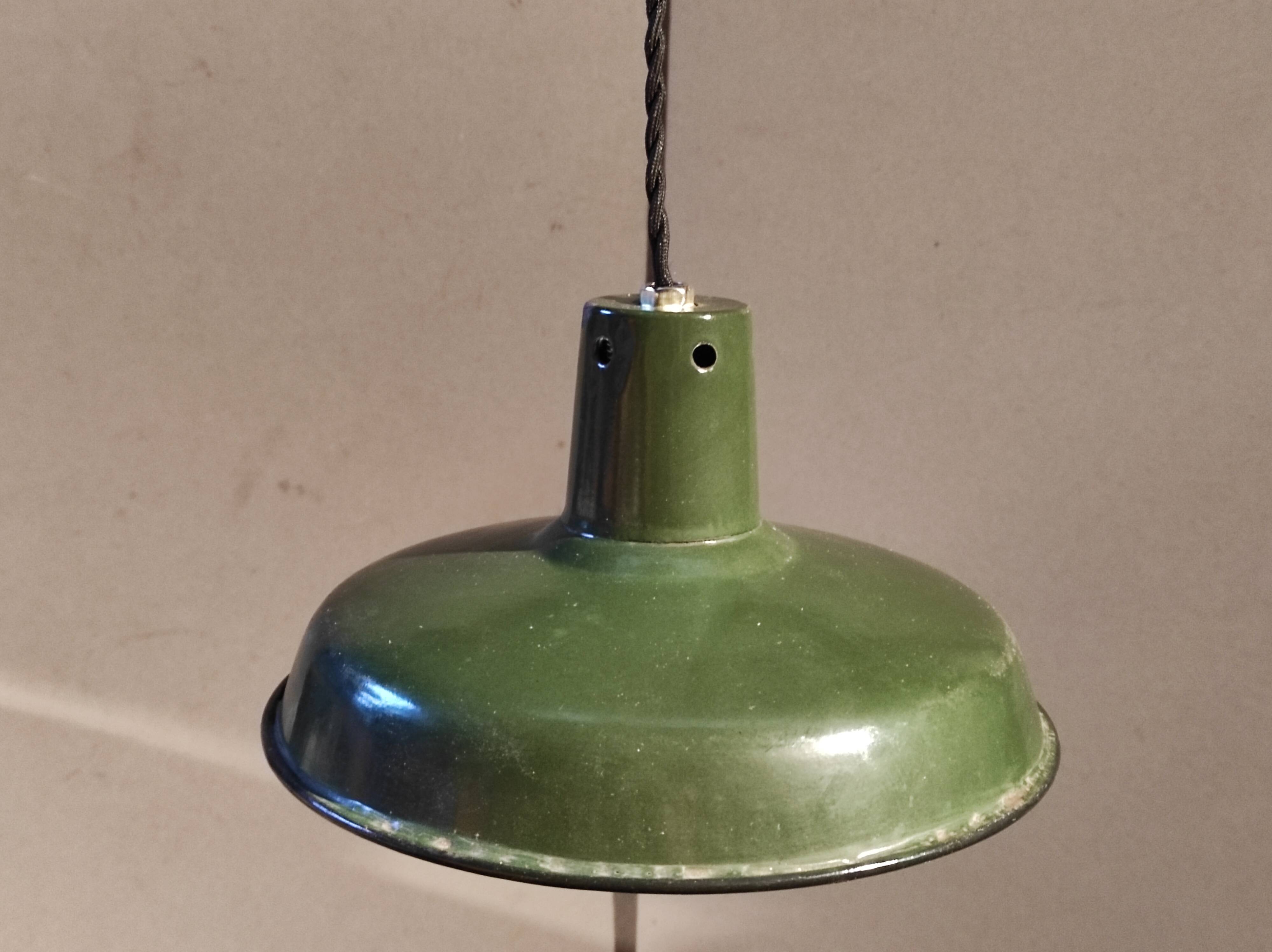 Suspension sheet enamelled green and white