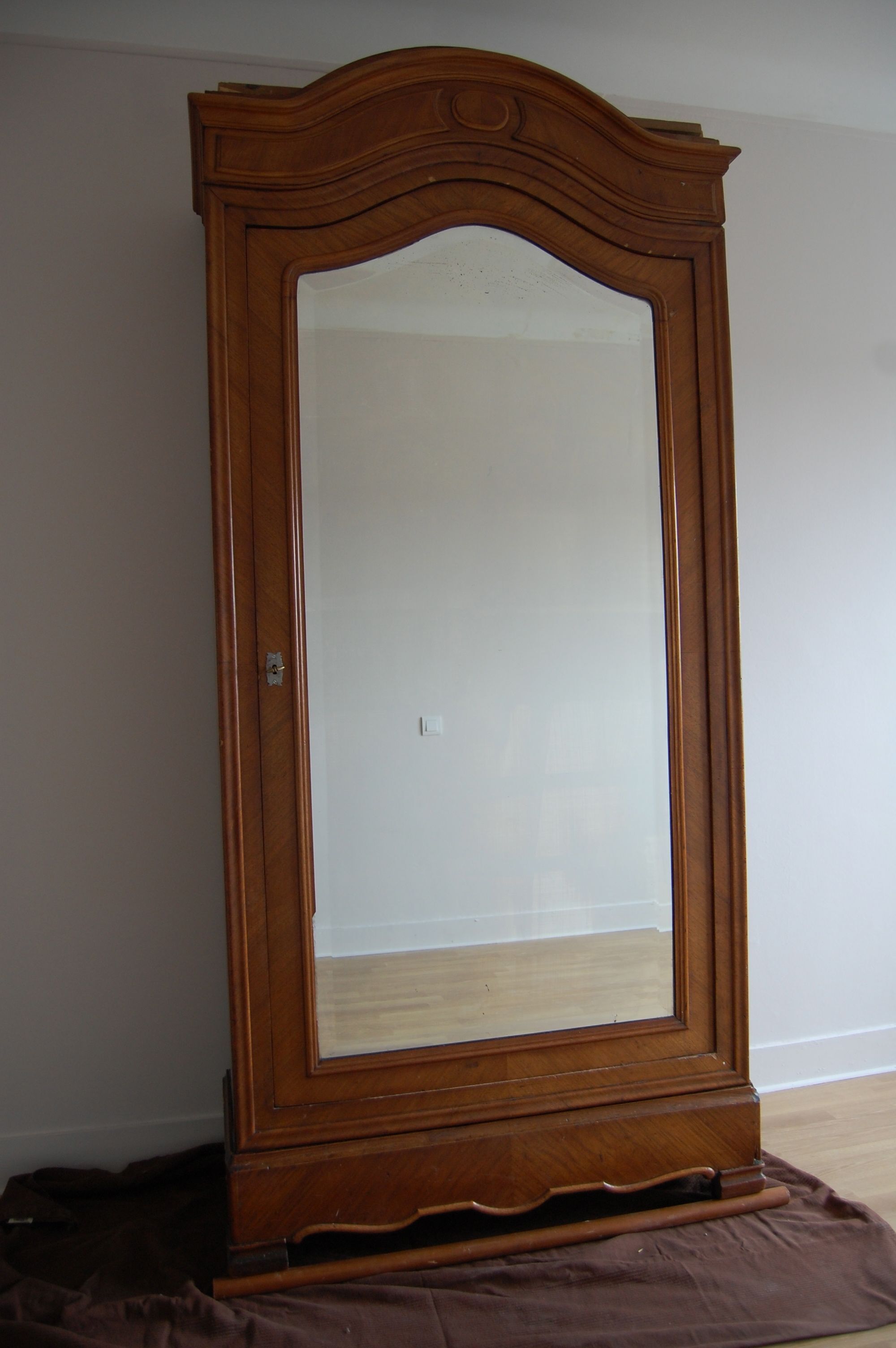 Hat gendarme armoire