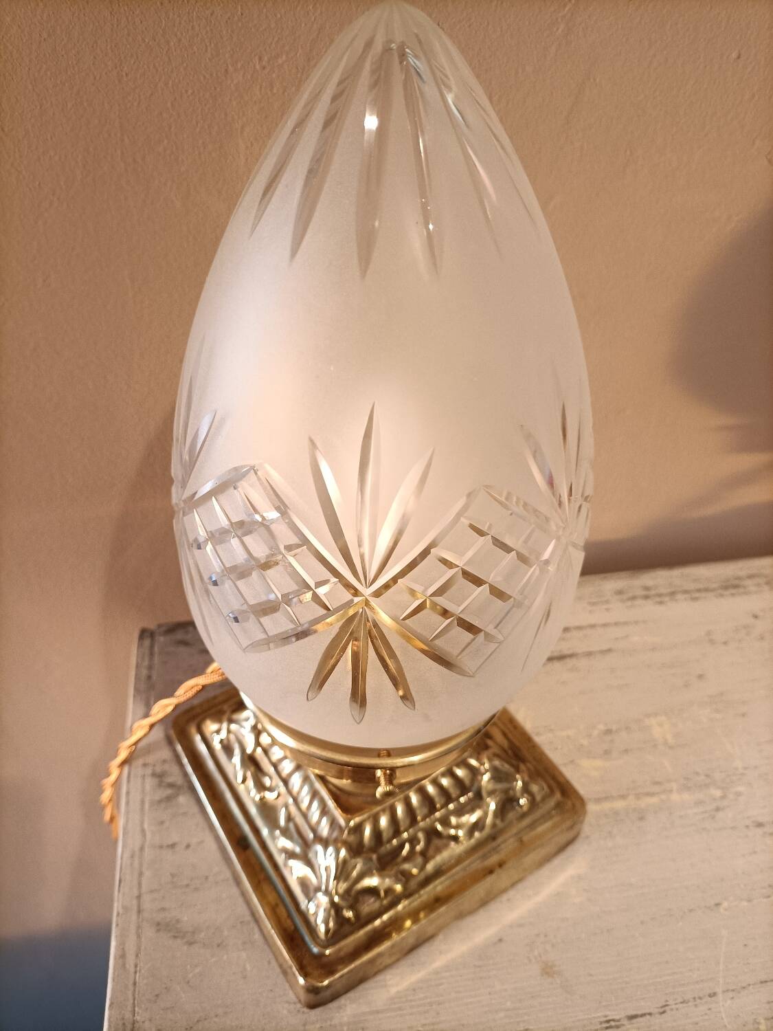 Chiseled glass lamp with brass base - bronze