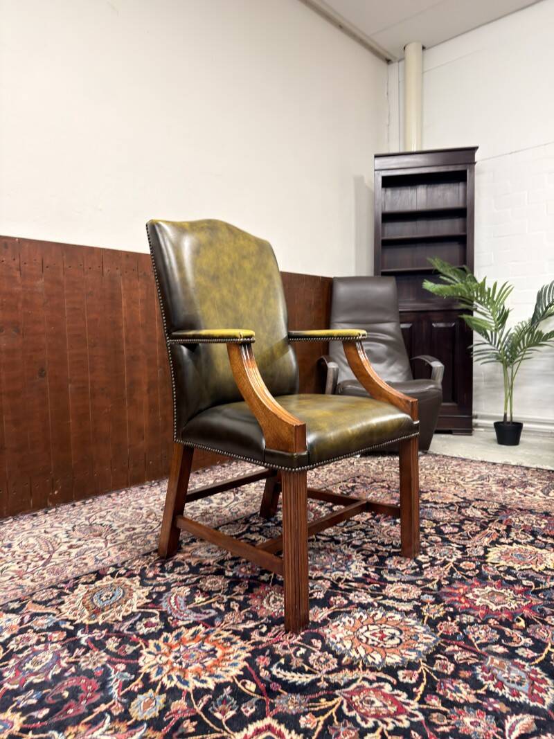 Ensemble de chaises présidentielles Chesterfield anglaises classiques.