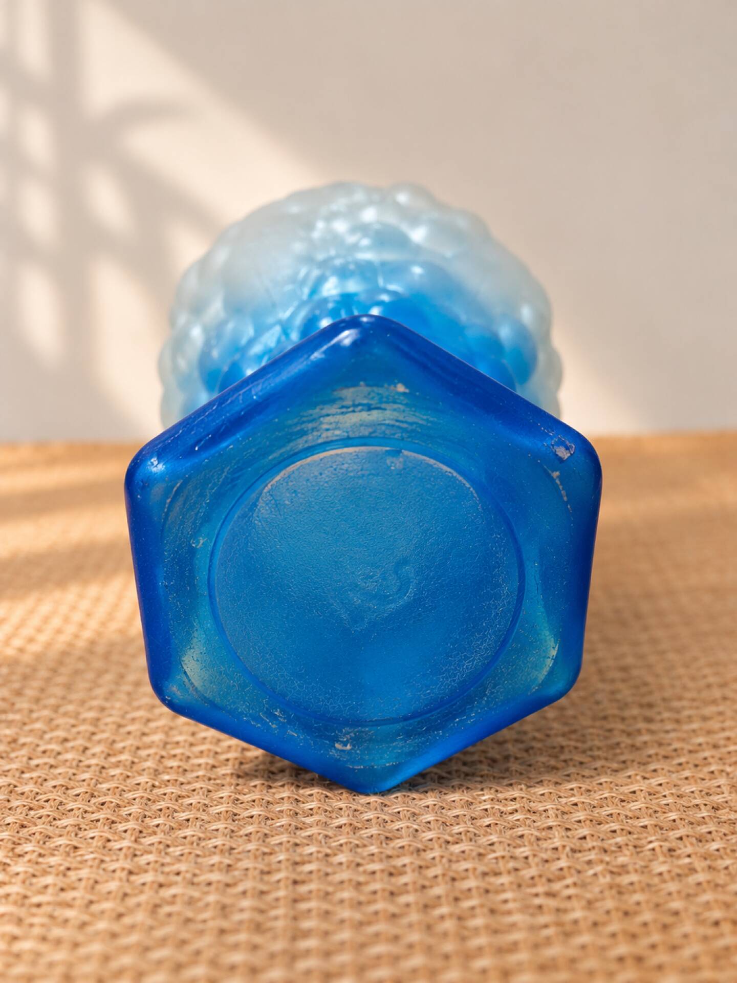 Flacon vintage en verre dépoli bleu à décor de grappes de raisin