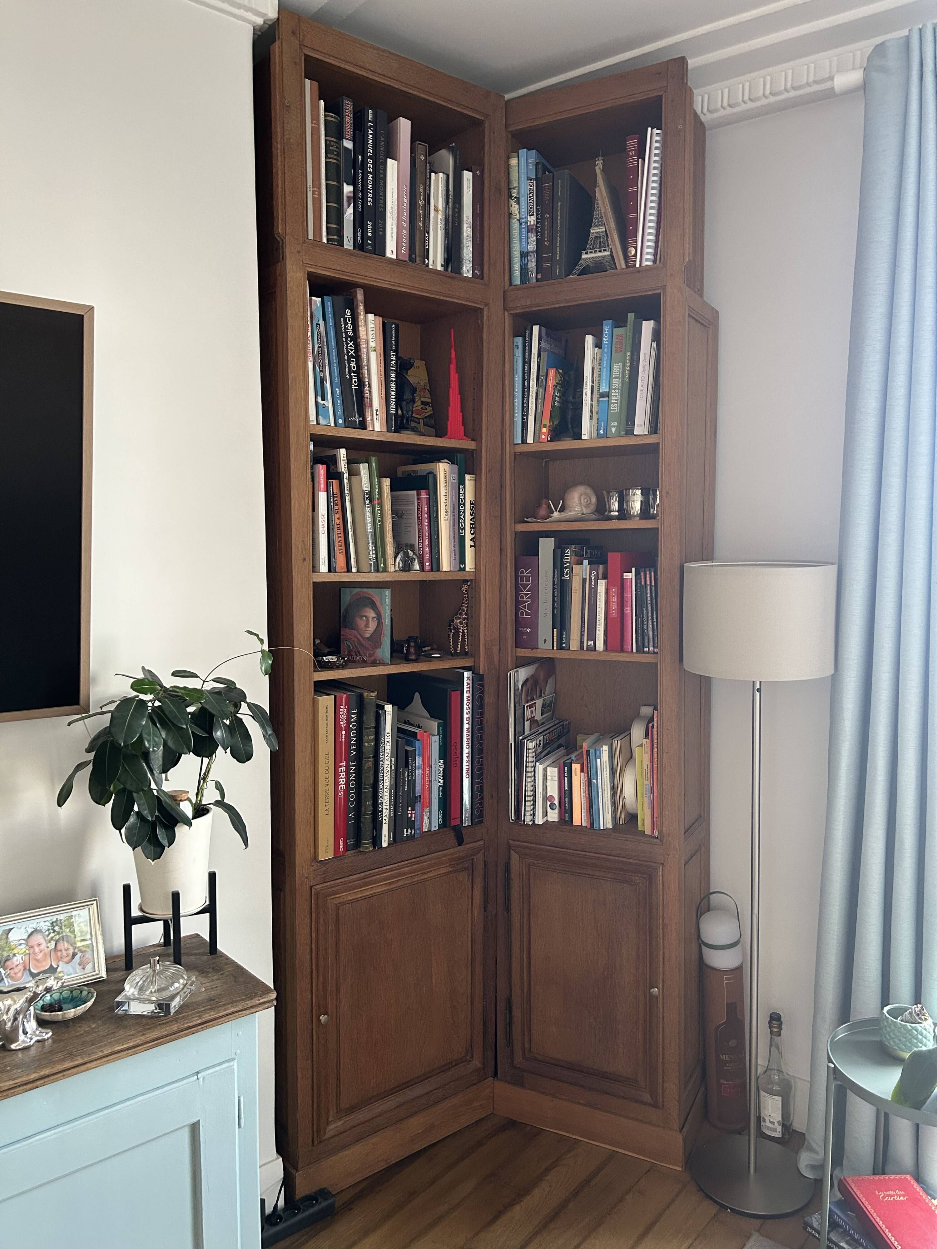 Custom U-shaped wall library – Solid wood and oak