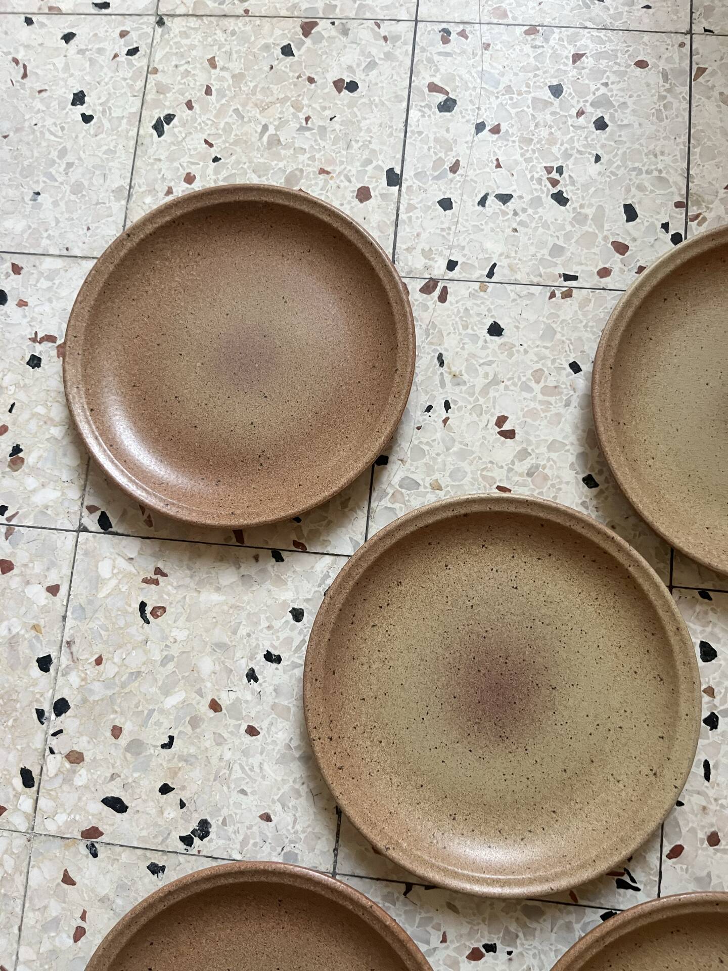 5 flat plates in stoneware