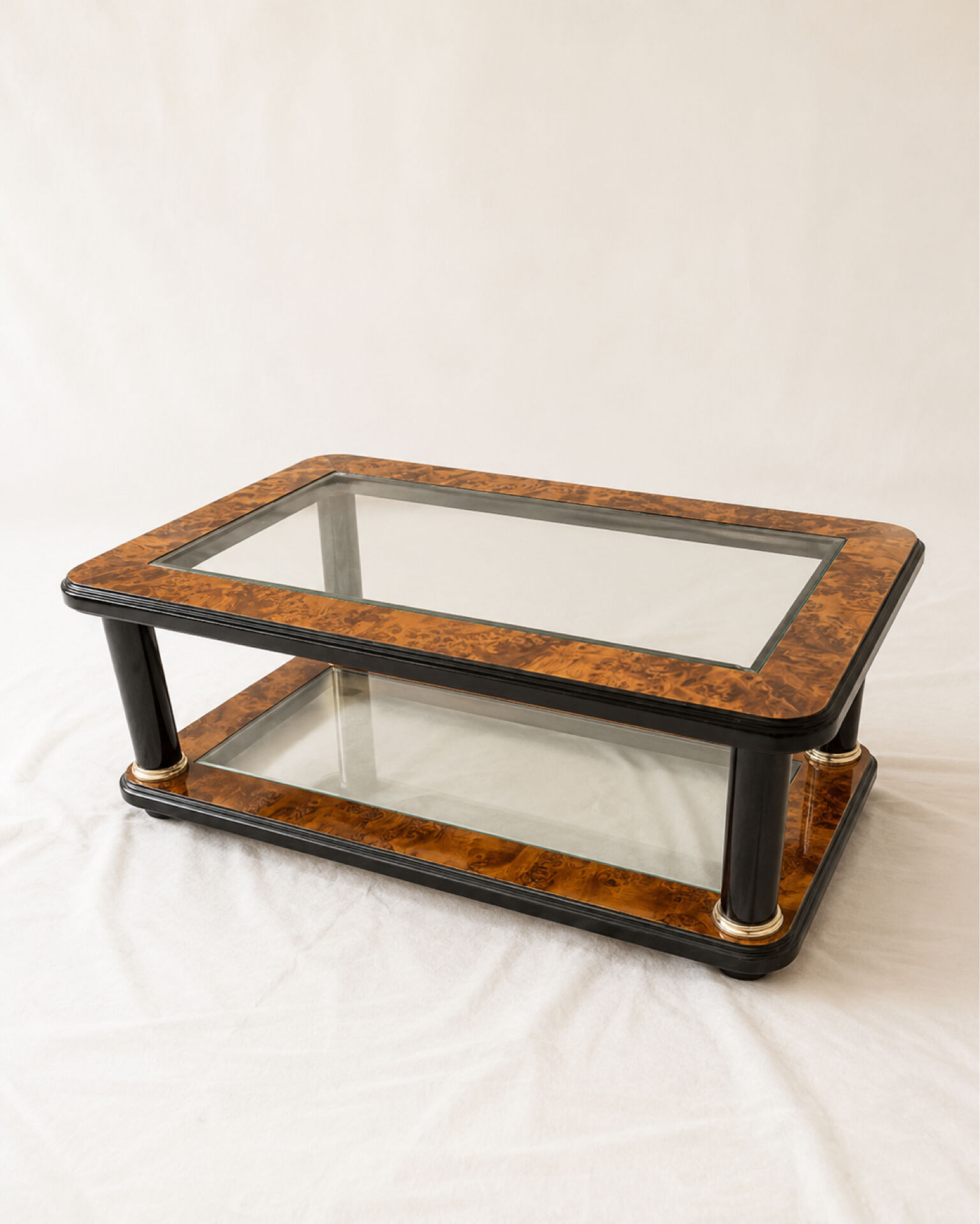 Table basse en loupe de bois, verre et laiton de style Art Déco