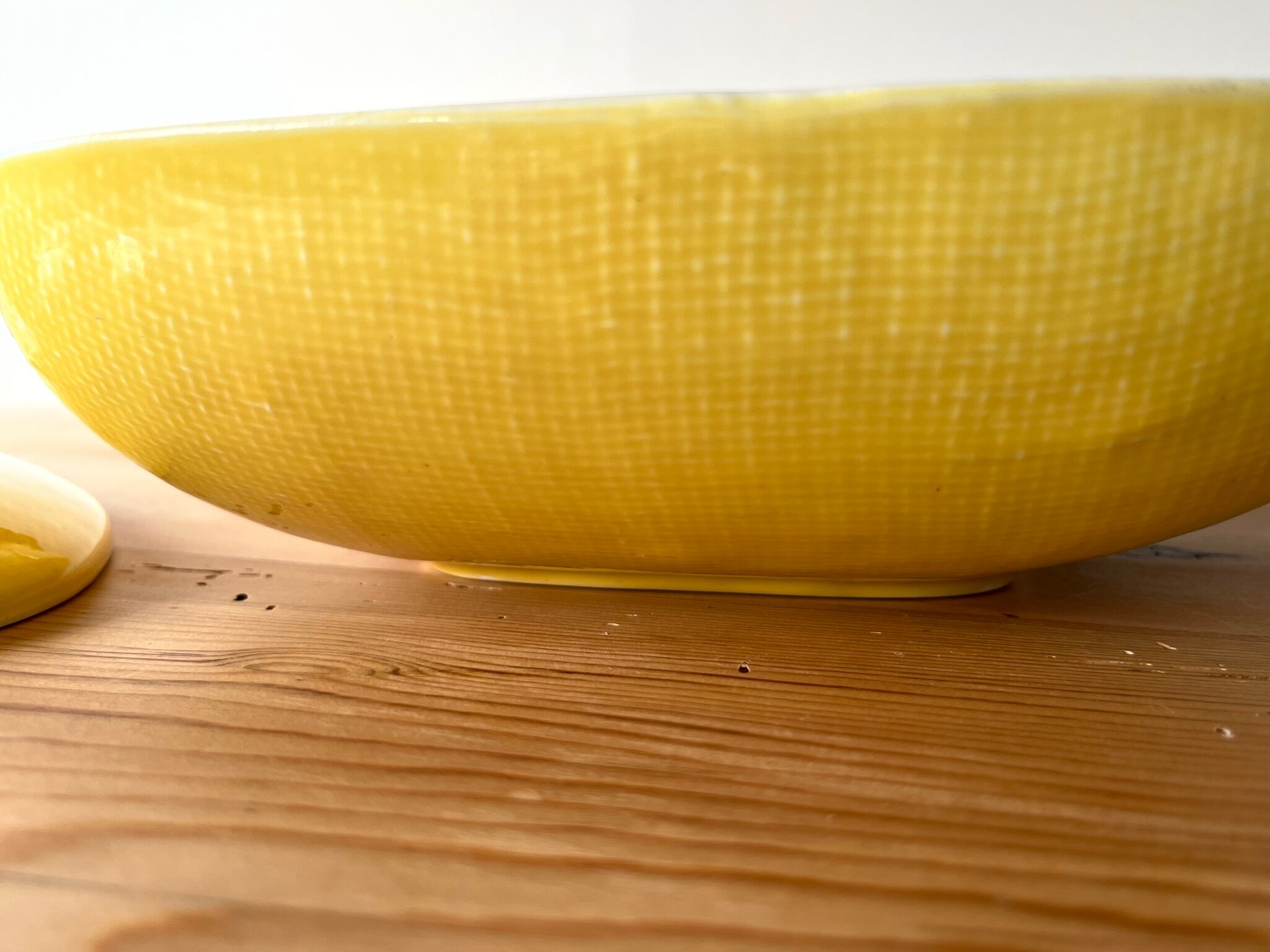 Flat and lid in yellow earthenware from Salins