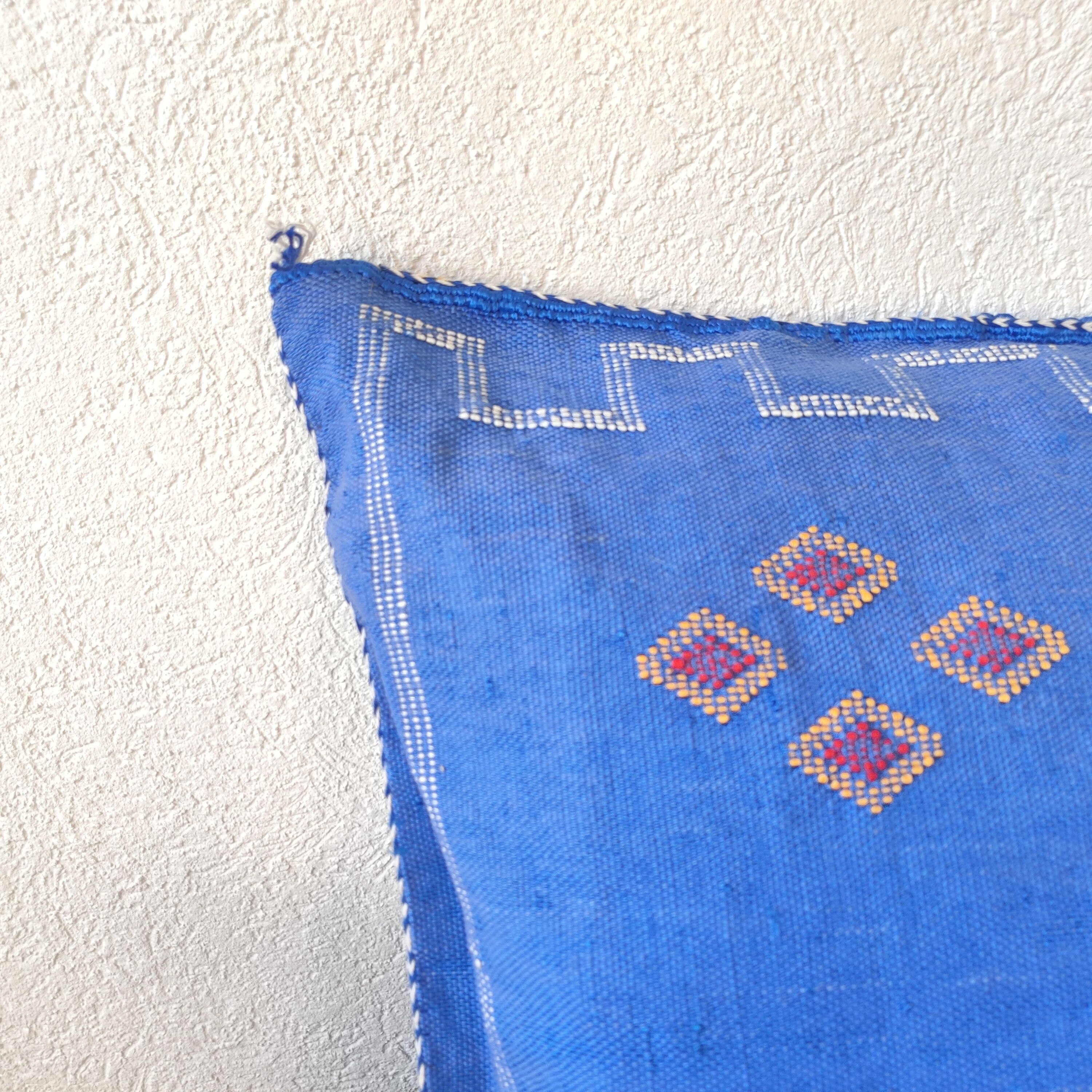 Coussin berbère bleu en soie de cactus