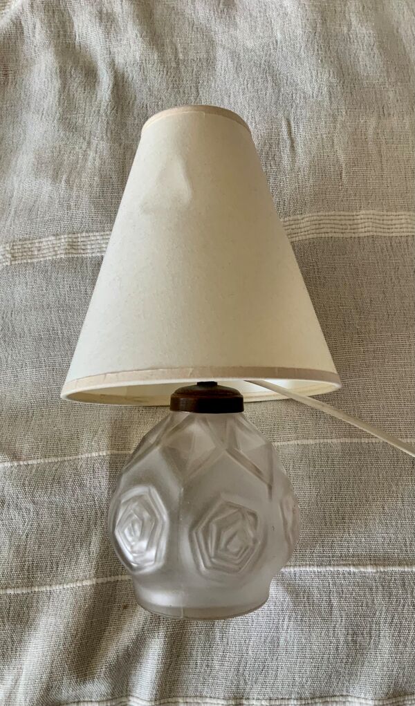 Paire de vases art déco en verre pressé montés en lampe signés Carrillo