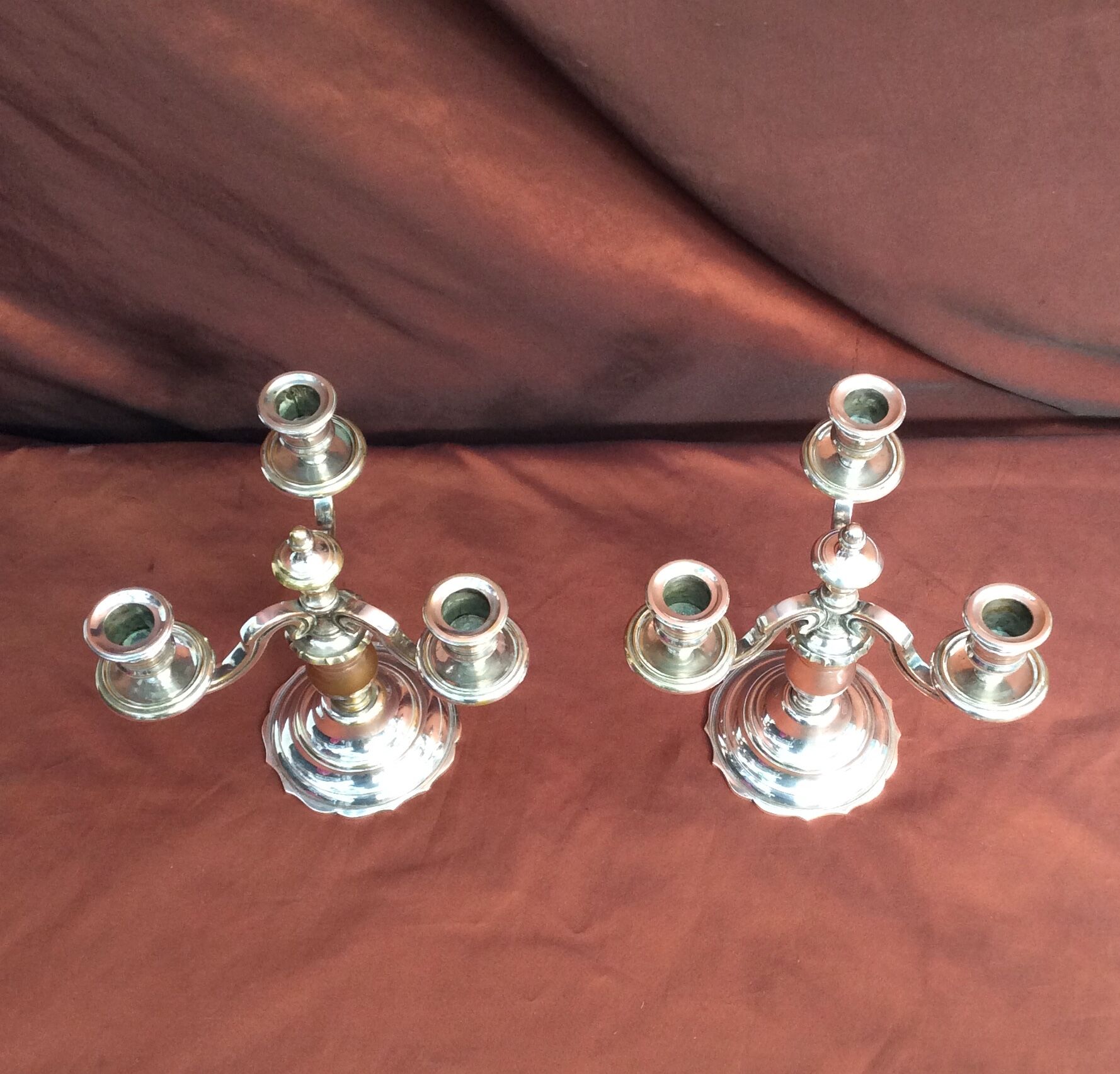 Paire de bougeoirs en métal argenté avec 3 flambeaux dimension : hauteur 18cm- diamètre -20cm vintage