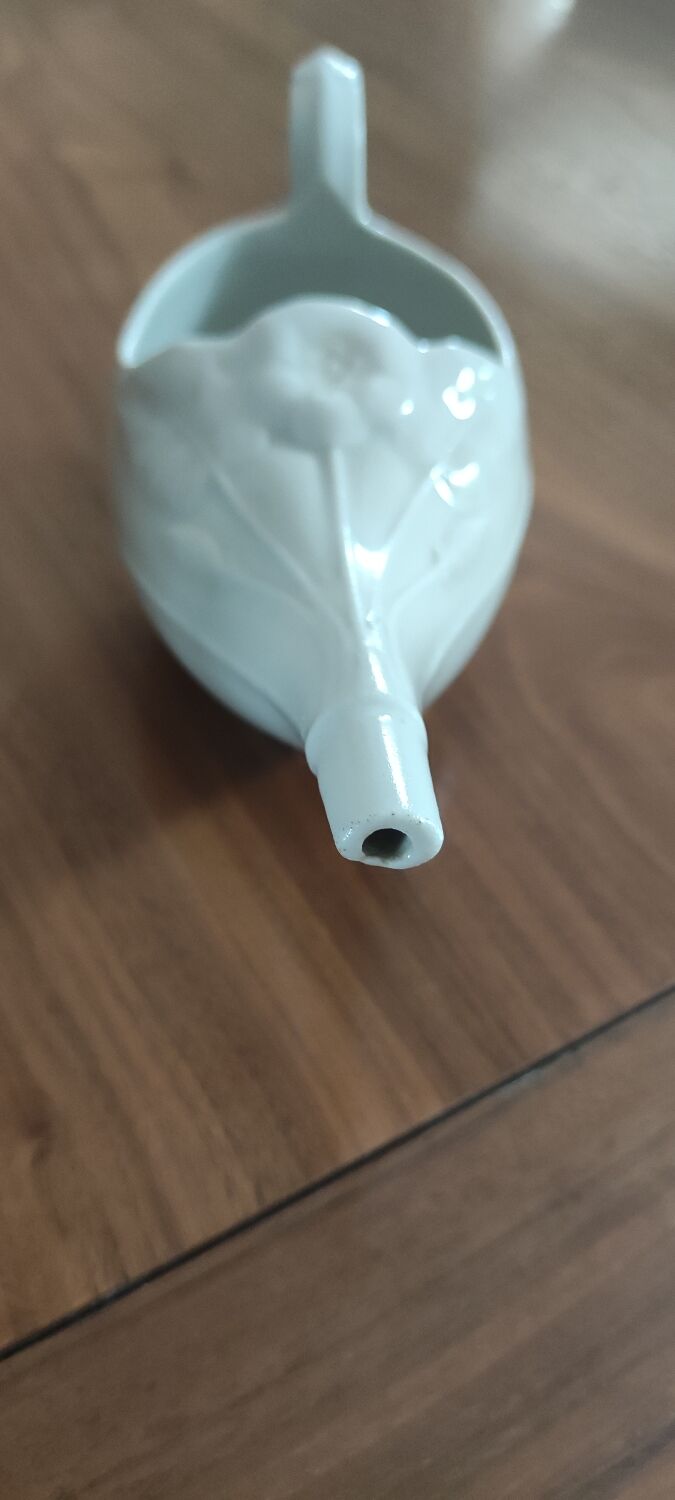 Old white vintage saucière