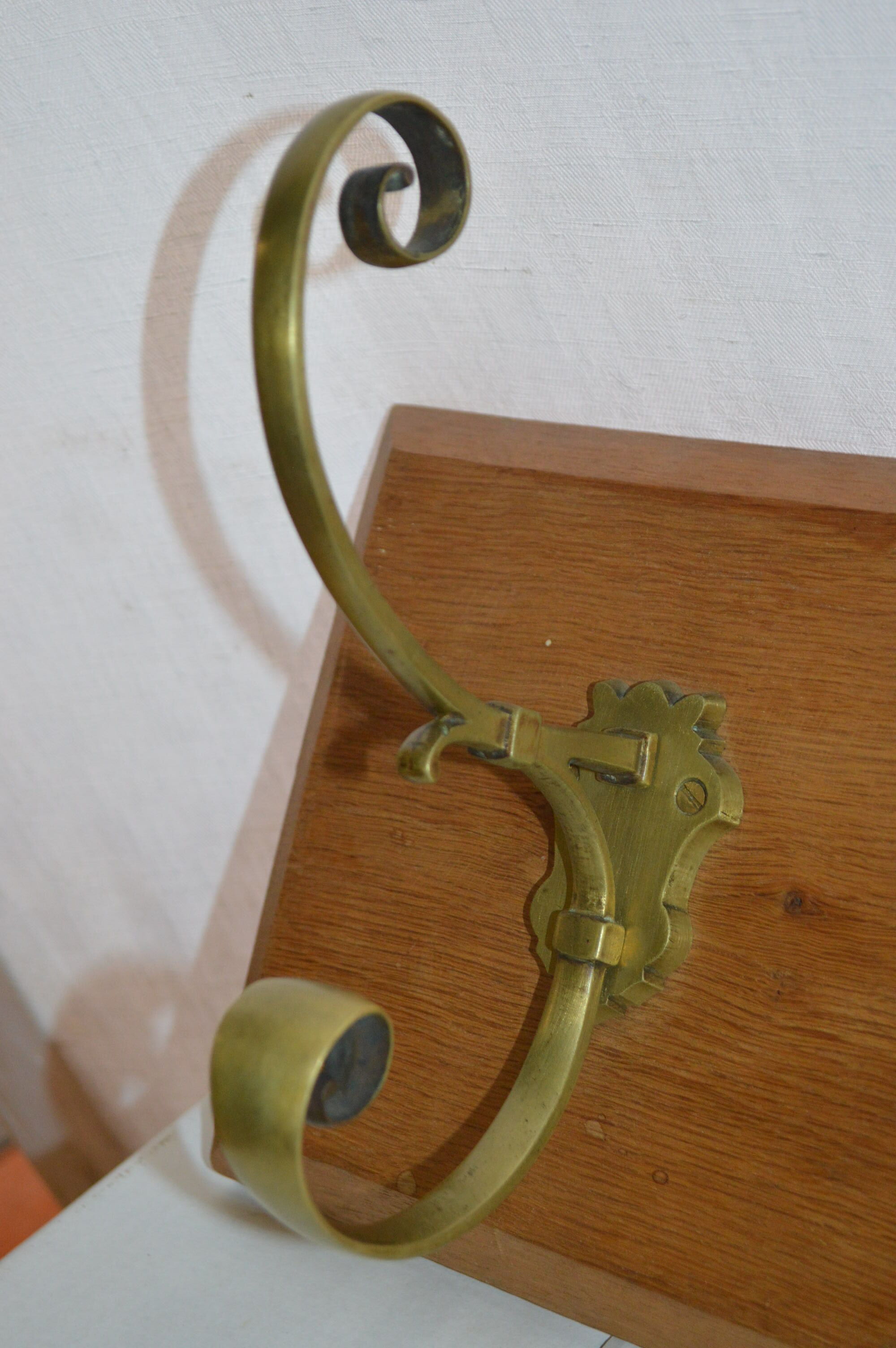 Door coats in oak with 2 hooks brass