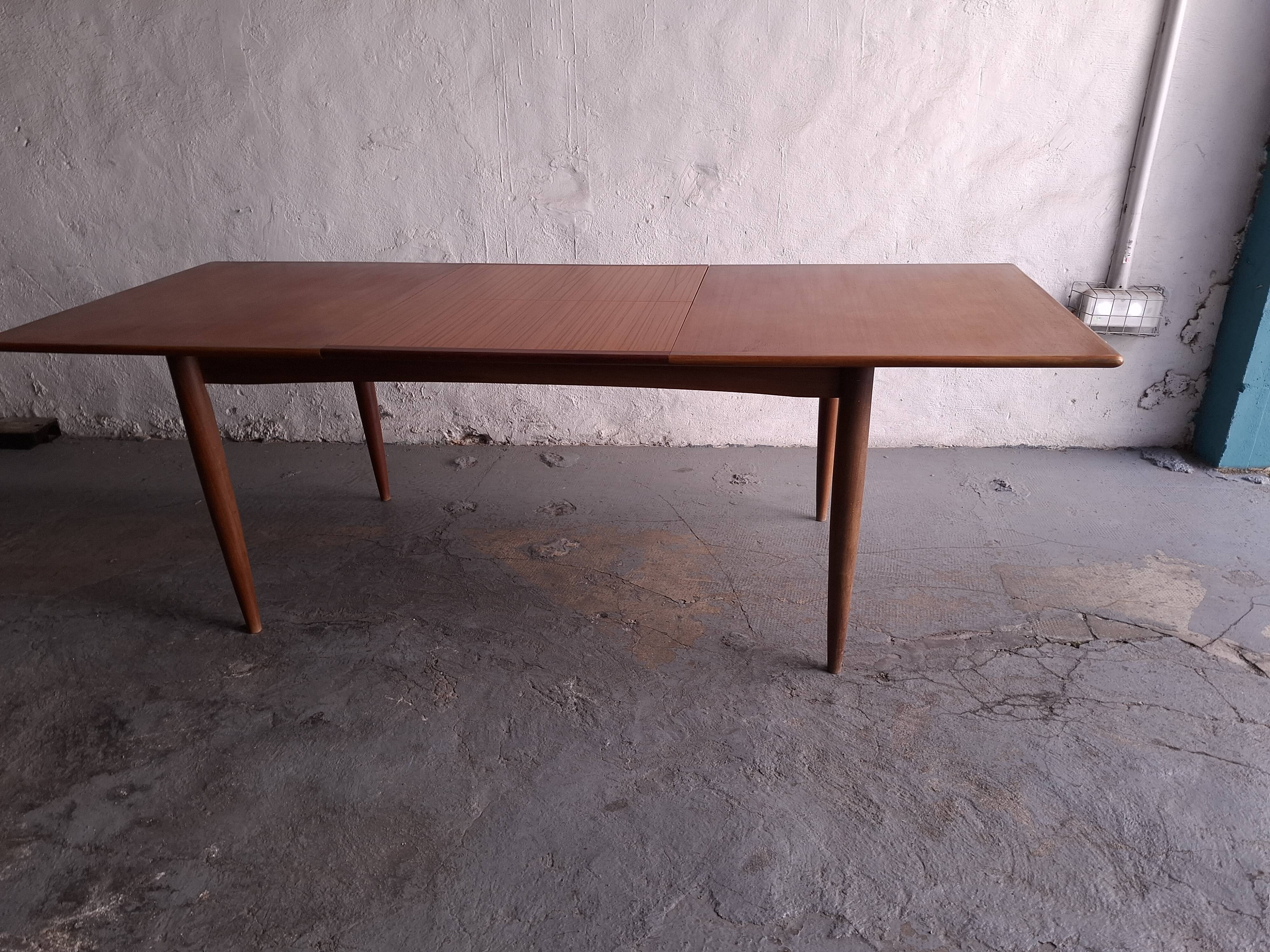 Scandinavian type table with integrated extension