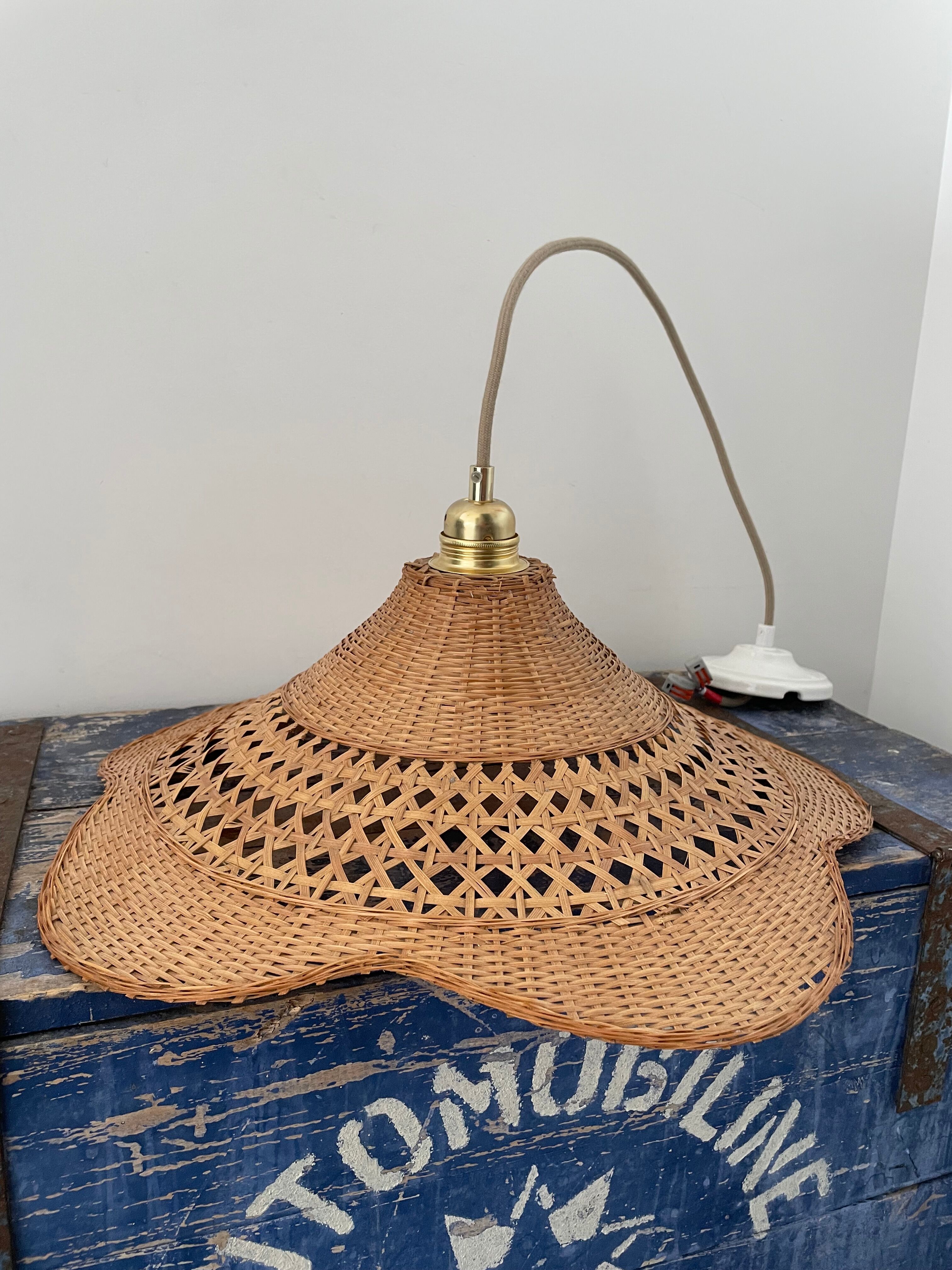 Vintage suspension in woven wicker