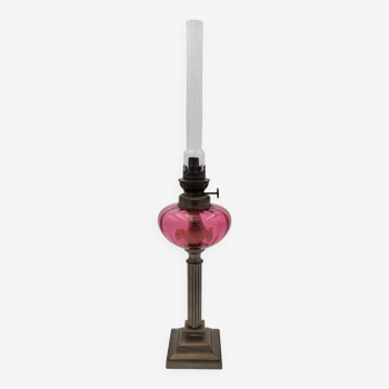 Lampe à huile ancienne en métal et verre rose