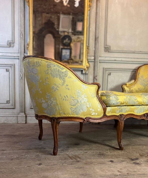 Duchesse en bateau, chaise Longue style Louis XV en soie jaune, XVIIIème siècle