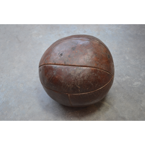 Ballon de football ancien en cuir marron fonc Selency Ballon de football ancien en cuir marron fonc Selency
