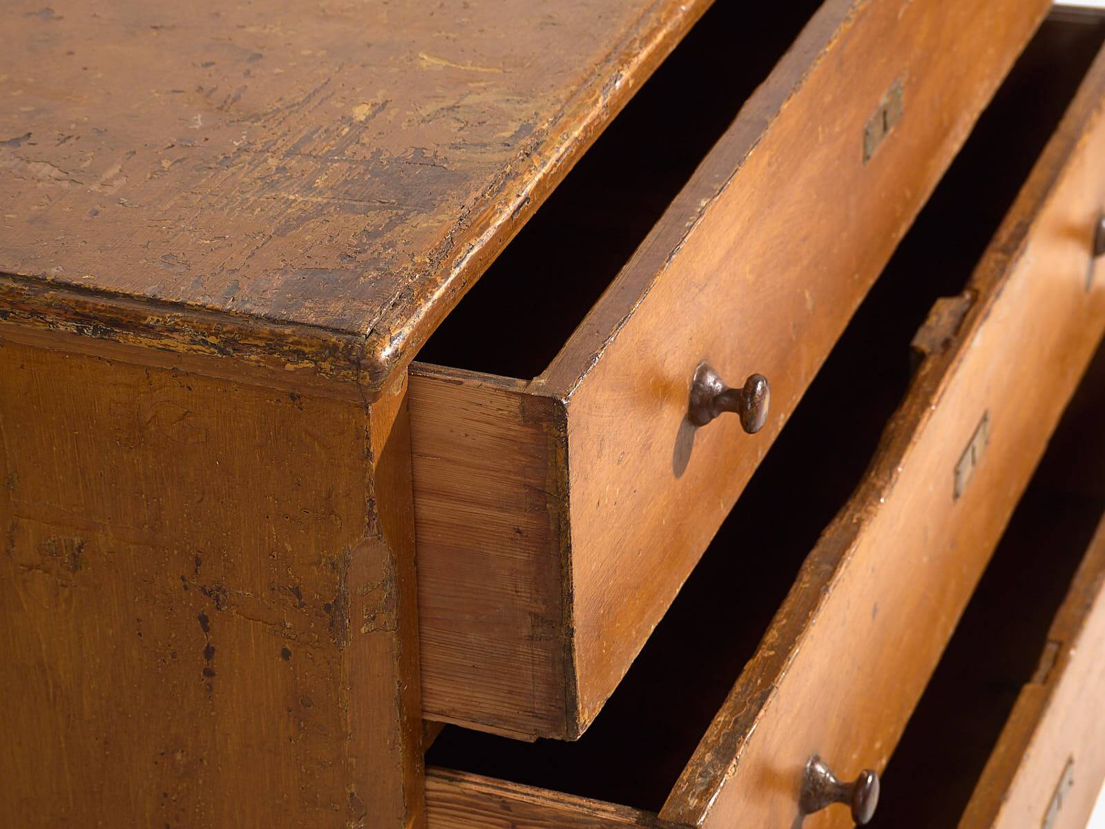Commode ancienne à trois tiroirs (vers 1920)
