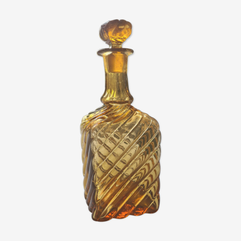 Carafe ancienne en verre soufflé ambré