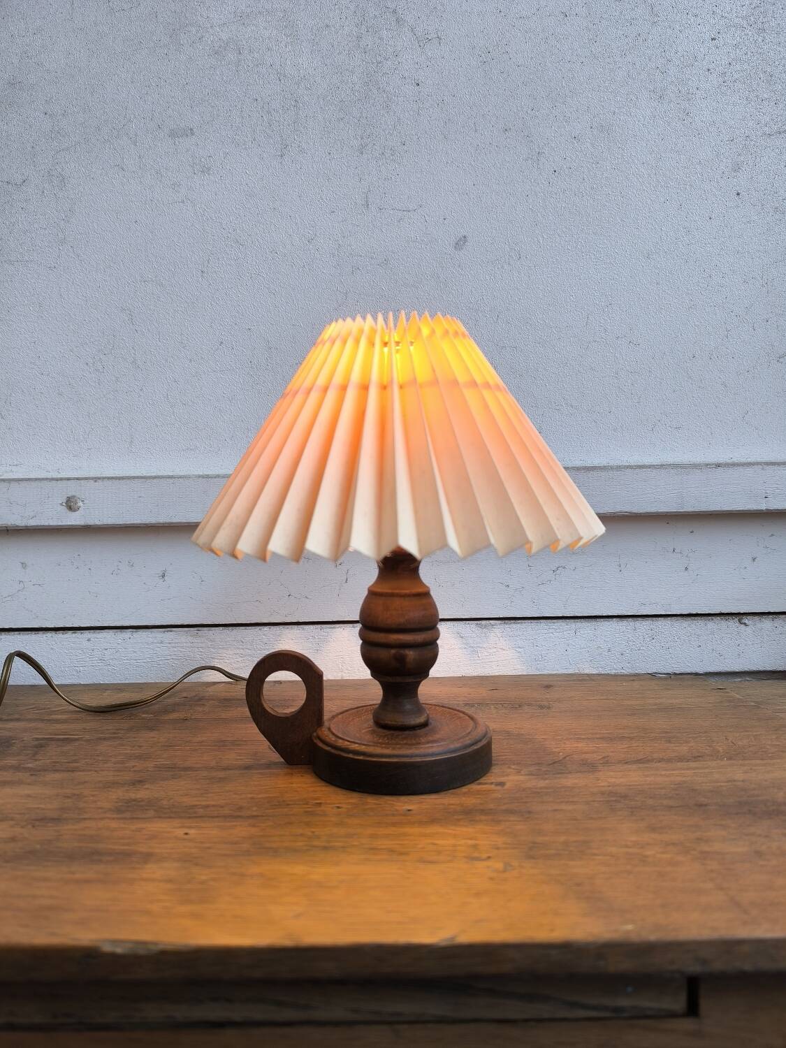 Table lamp in turned wood