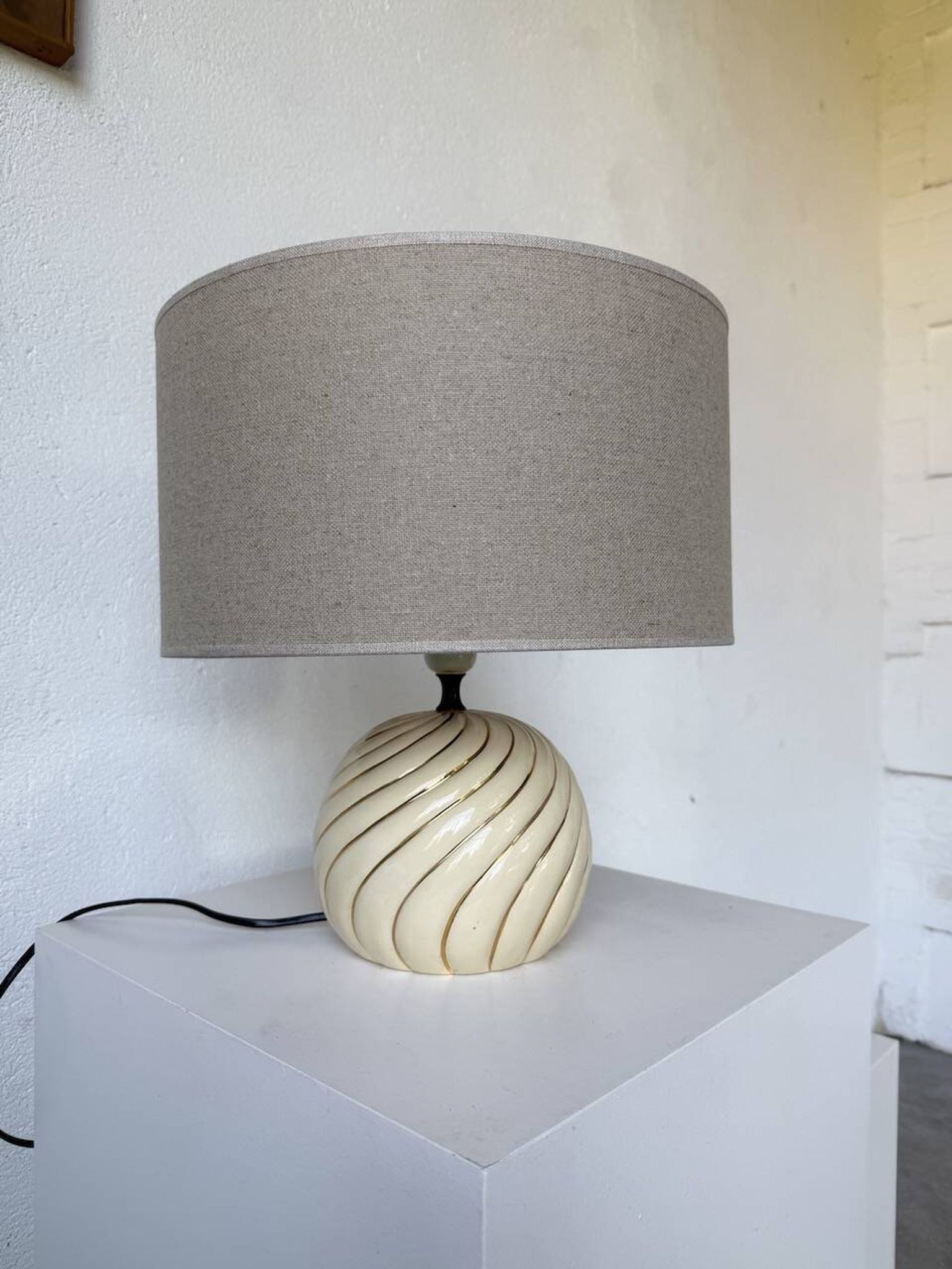 Lampe de table sphérique céramique ivoire et or Barbi