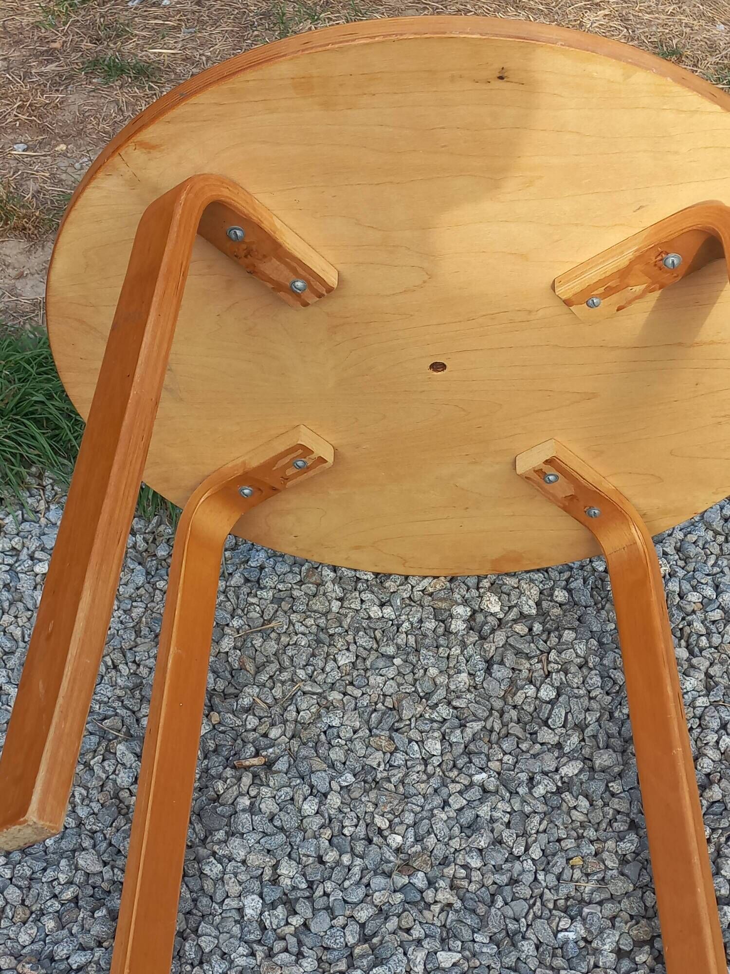 1970s Scandinavian-style coffee table in birch veneer.
